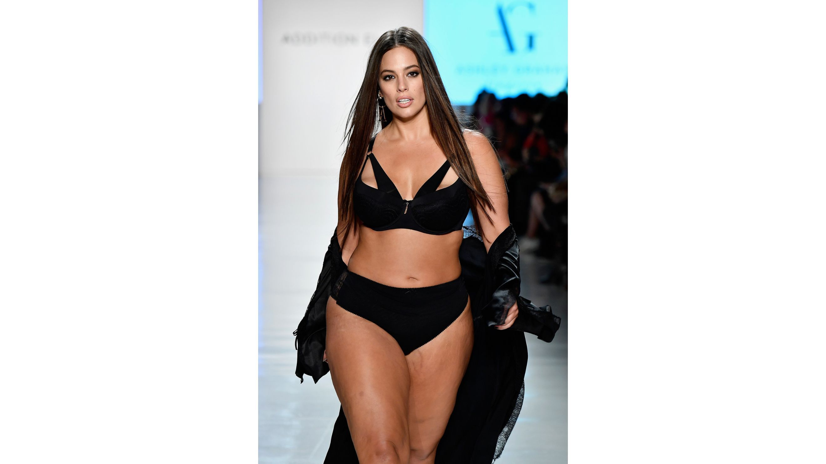 La modella curvy Ashley Graham sfila per la presentazione di ADDITION ELLE durante la New York Fashion Week, 2017 - Credits: Getty Images