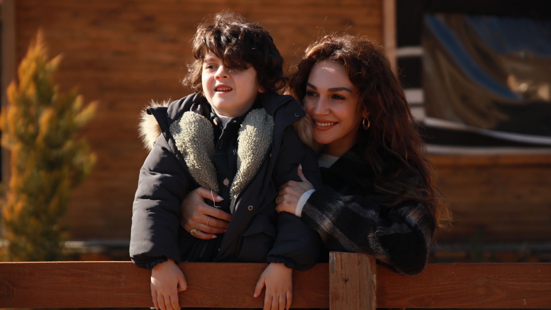 Kuzey Gezer (Deniz) e Sahra Sas (Nare) in una scena di Far away