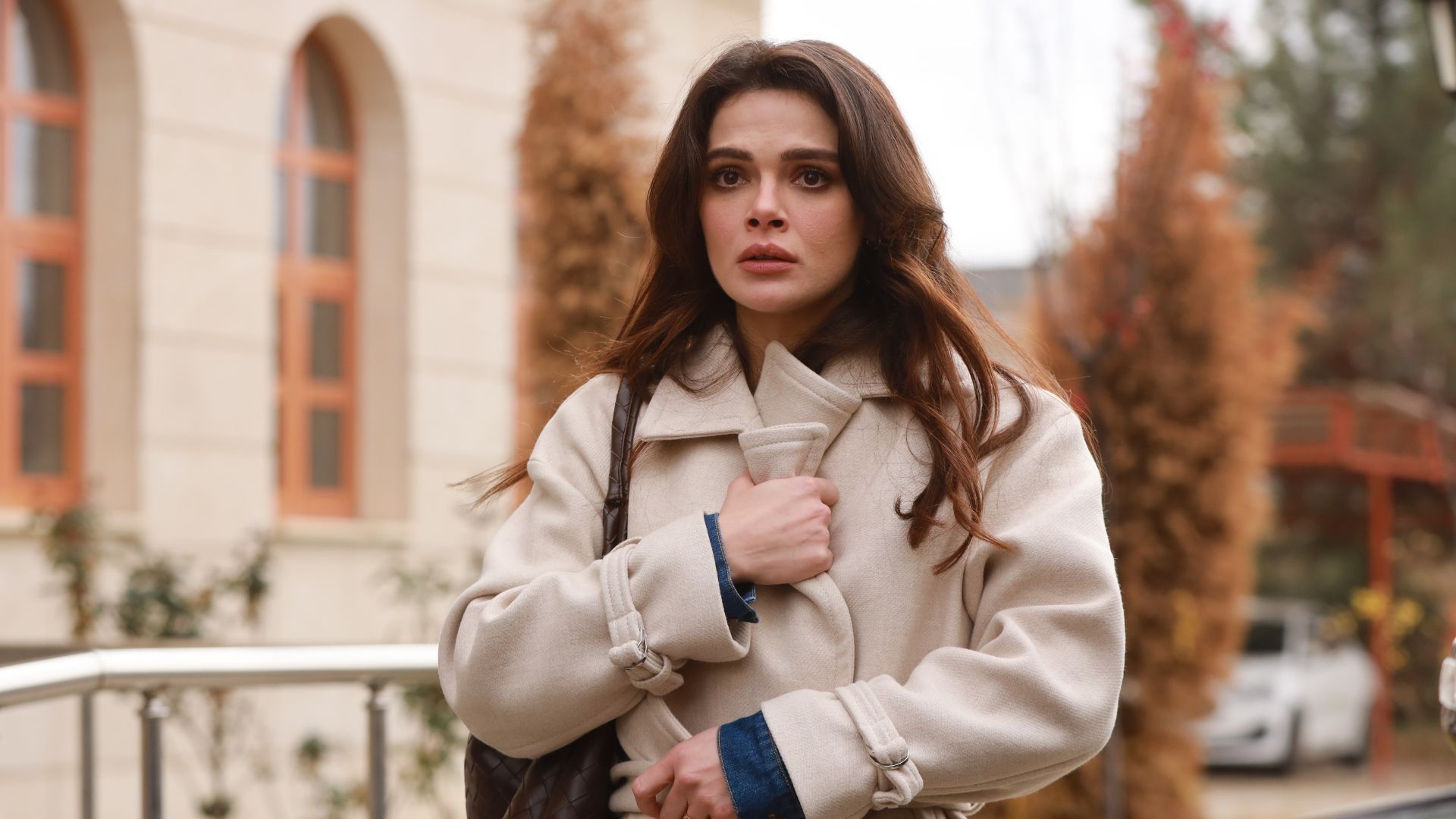 Sinem Unsal (Alya) in una scena di Far away