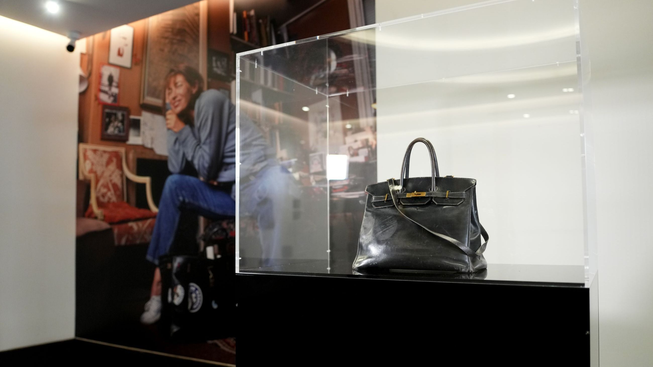 La borsa Birkin originale di Jane Birkin esposta all'interno di una teca trasparente da Sotheby's - Credits Getty Images