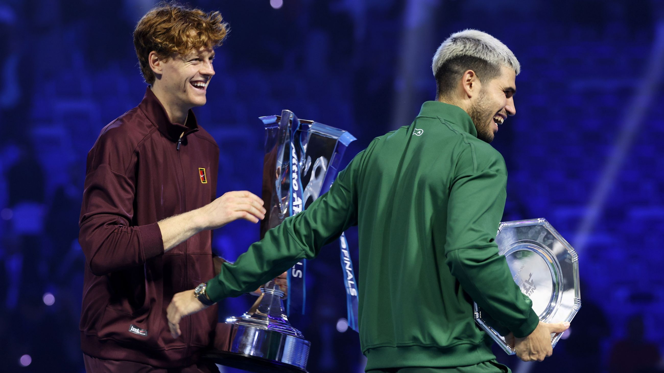 Il vincitore Jannik Sinner dell’Italia parla con il secondo classificato Carlos Alcaraz di Spagna dopo la finale del singolare maschile nell’ottavo giorno delle Nitto ATP Finals 2025 alla Inalpi Arena il 16 novembre 2025 a Torino, Italia - Credits: Getty Images 