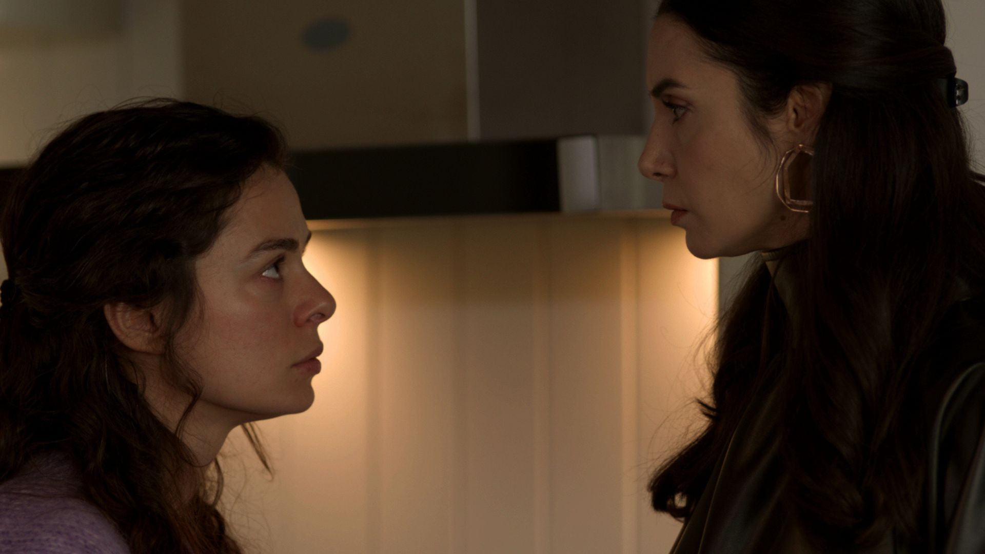 Ozge Ozpirincci (Bahar Cesmeli) e Ahu Yagtu (Piril) in una scena de La forza di una donna 2