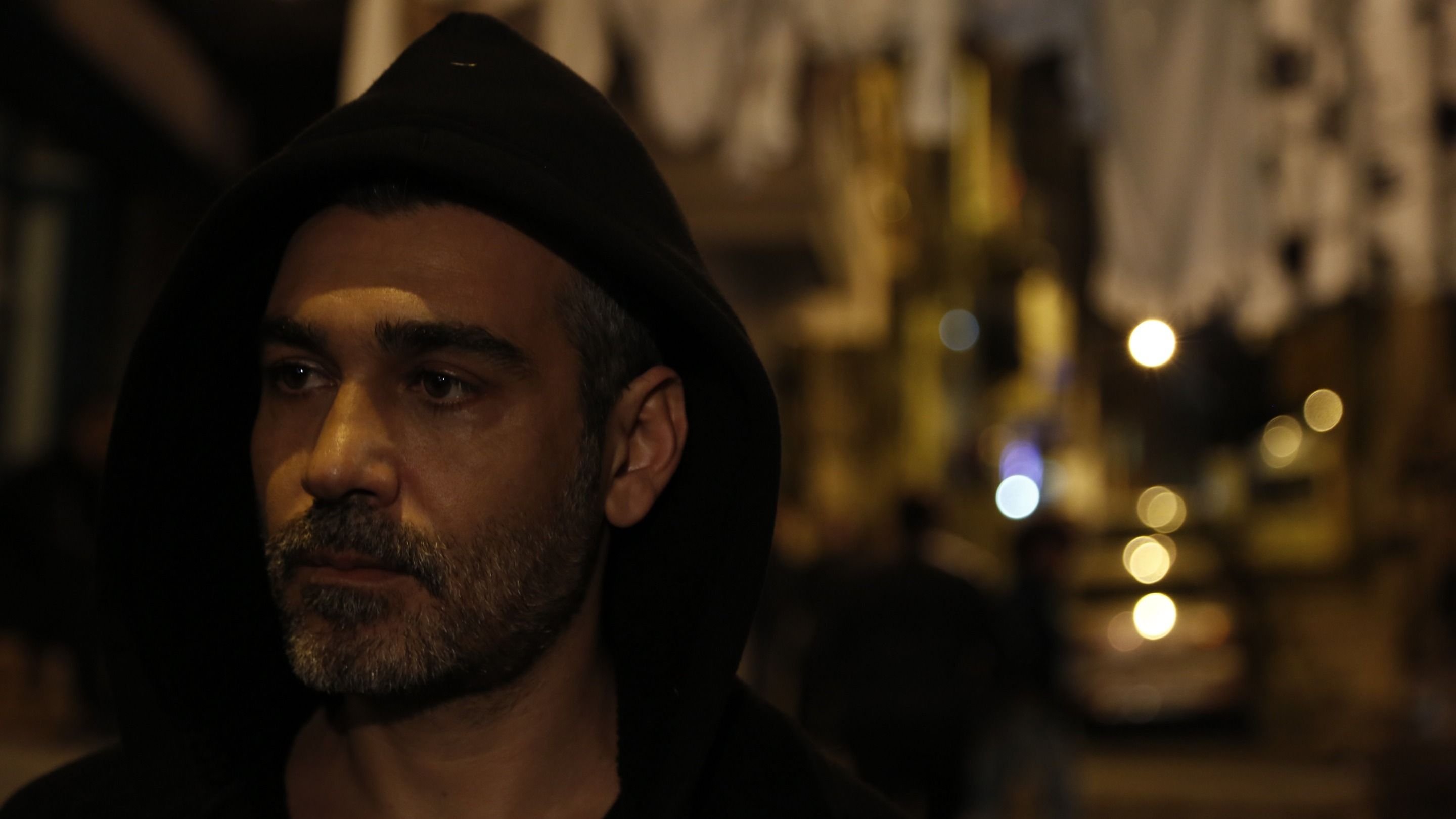 Caner Cindoruk (Sarp) in una scena de La forza di una donna 2