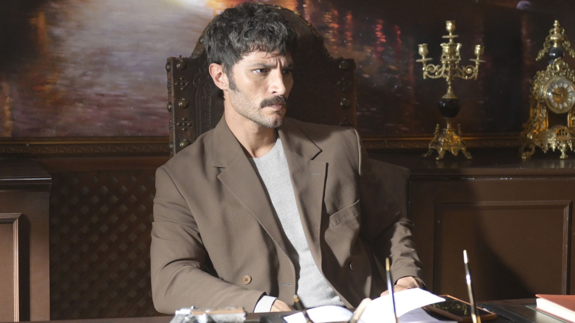 Ilhan Sen (Serhat Yelduran) in una scena de L'Erede