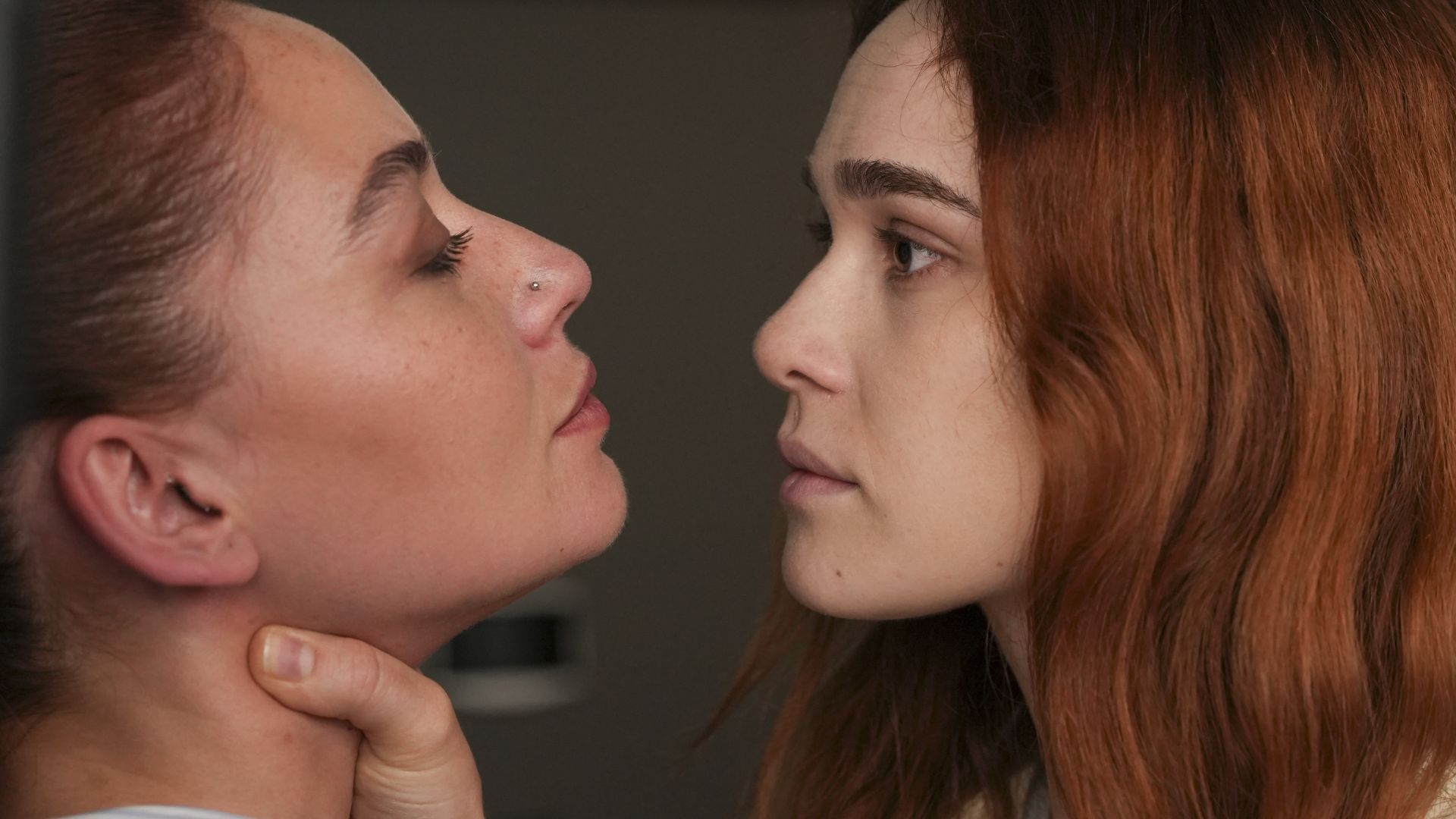 Ilayda Cevik (Ipek Okuyan) e Burcu Soyler (Selin) in una scena di Tradimento 2