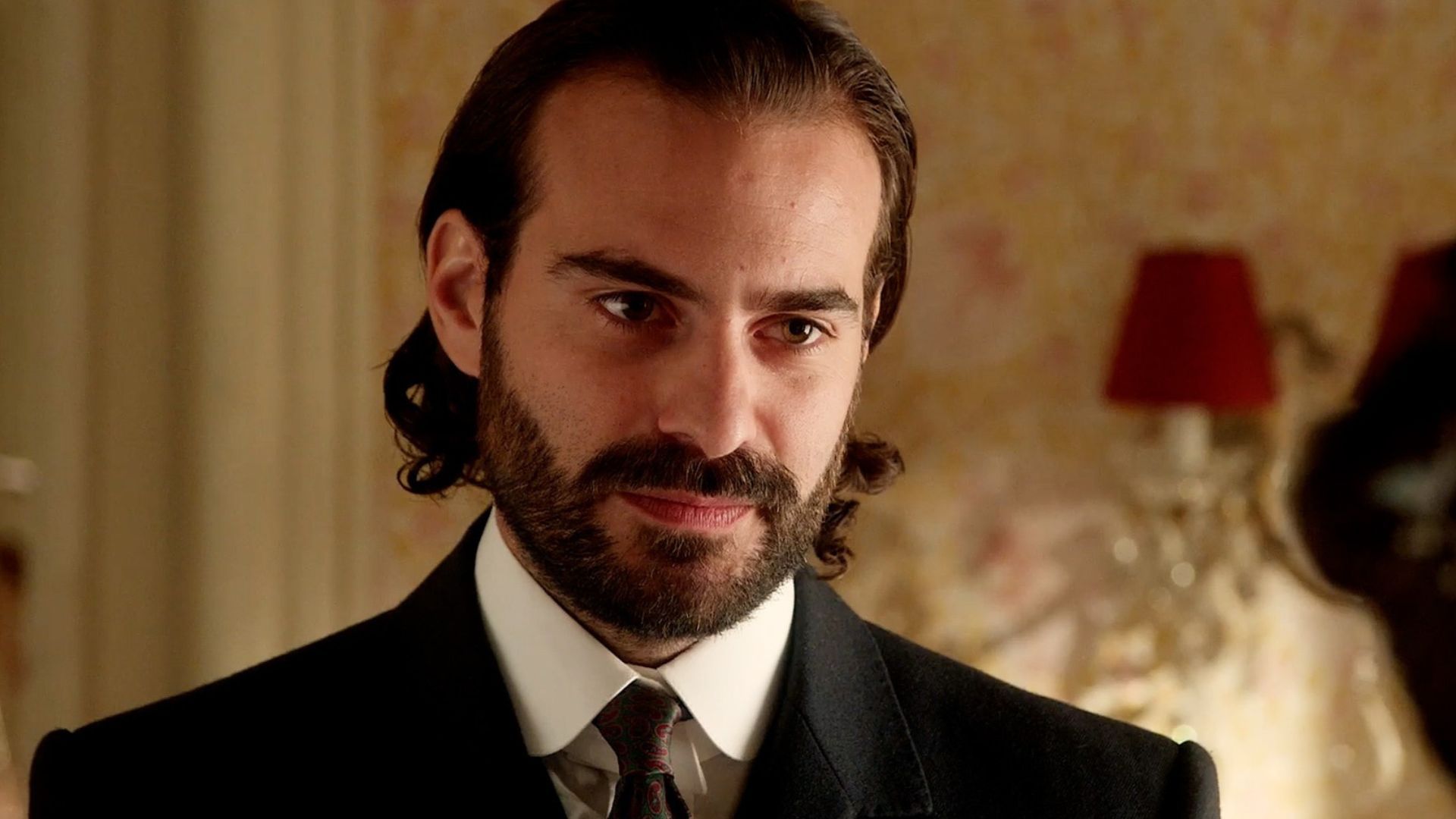 Ibrahim Al Shami (Adriano) in una scena de La Promessa