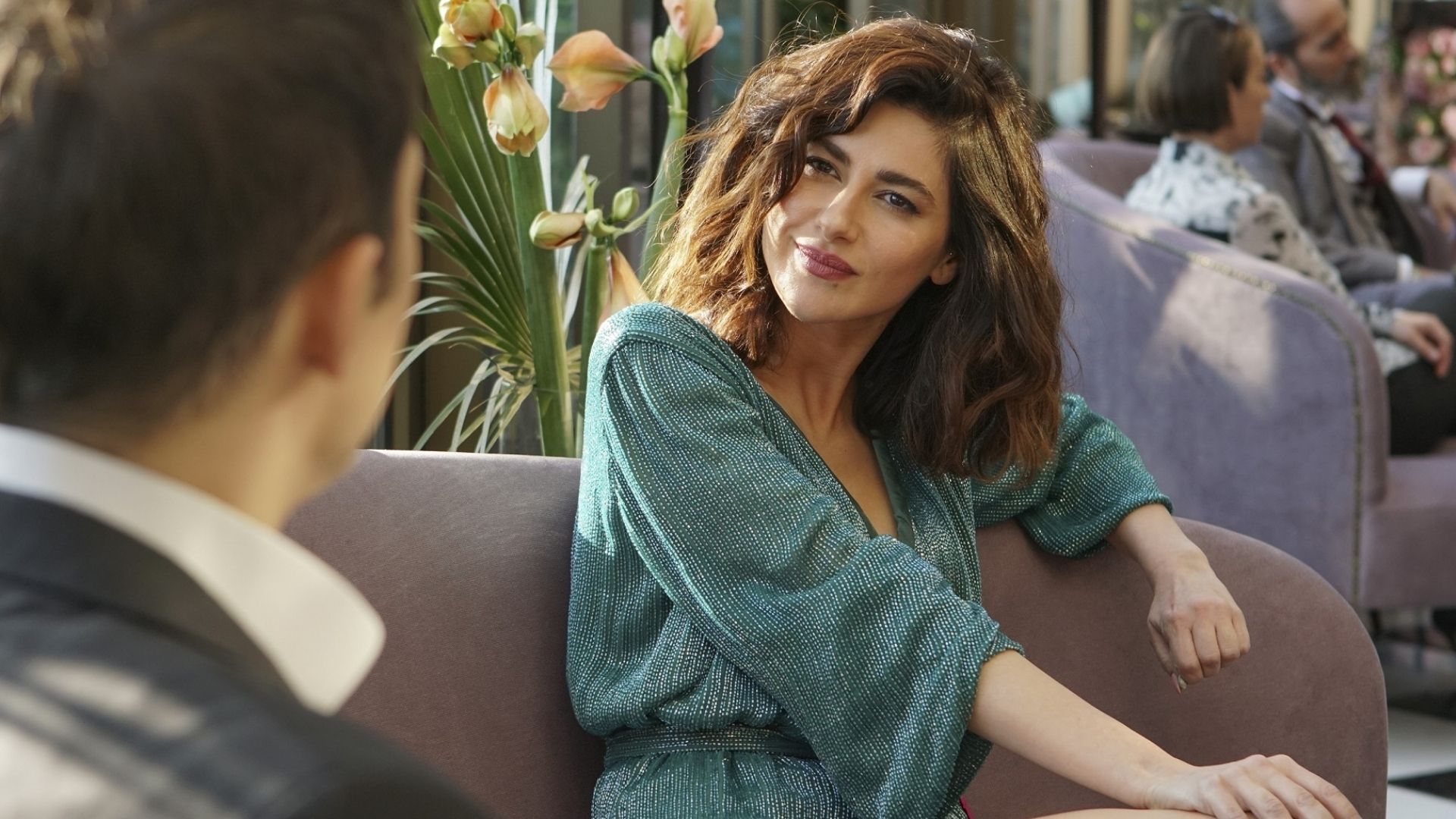 Nesrin Cavadzade (Sahika Ekinci) in una scena di Forbidden Fruit 2