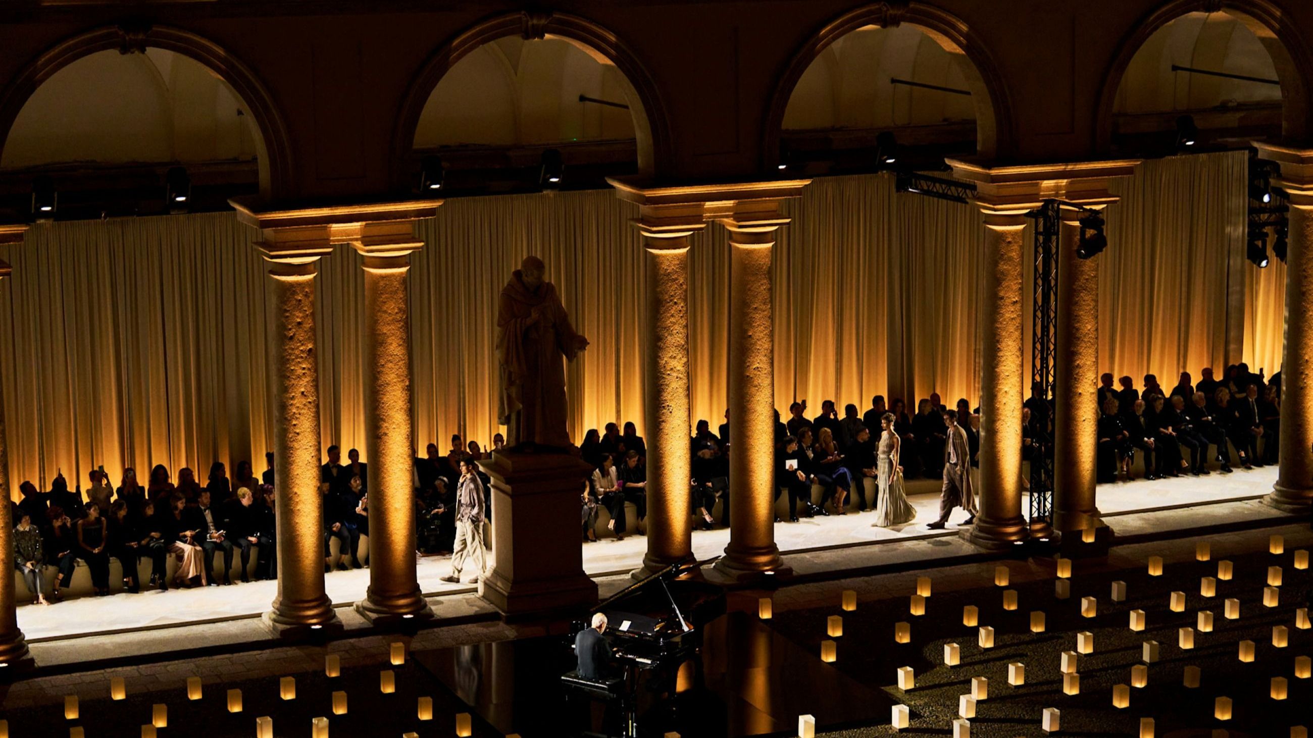 L’ultima collezione disegnata da Giorgio Armani, la prima ad andare in scena senza di lui nel cortile dell’Accademia di Brera a lume di candela e sulle note di Ludovico Enaudi - Credits: Launchmetrics.com/Spotlight