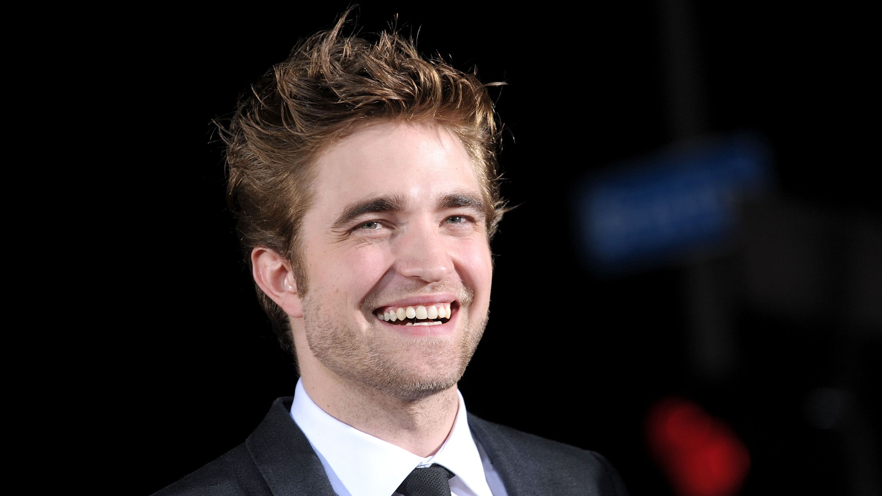 L’attore Robert Pattinson arriva alla première di The Twilight Saga: New Moon della Summit Entertainment al Mann Village Theater il 16 novembre 2009 a Westwood, California - Credits: Getty Images
