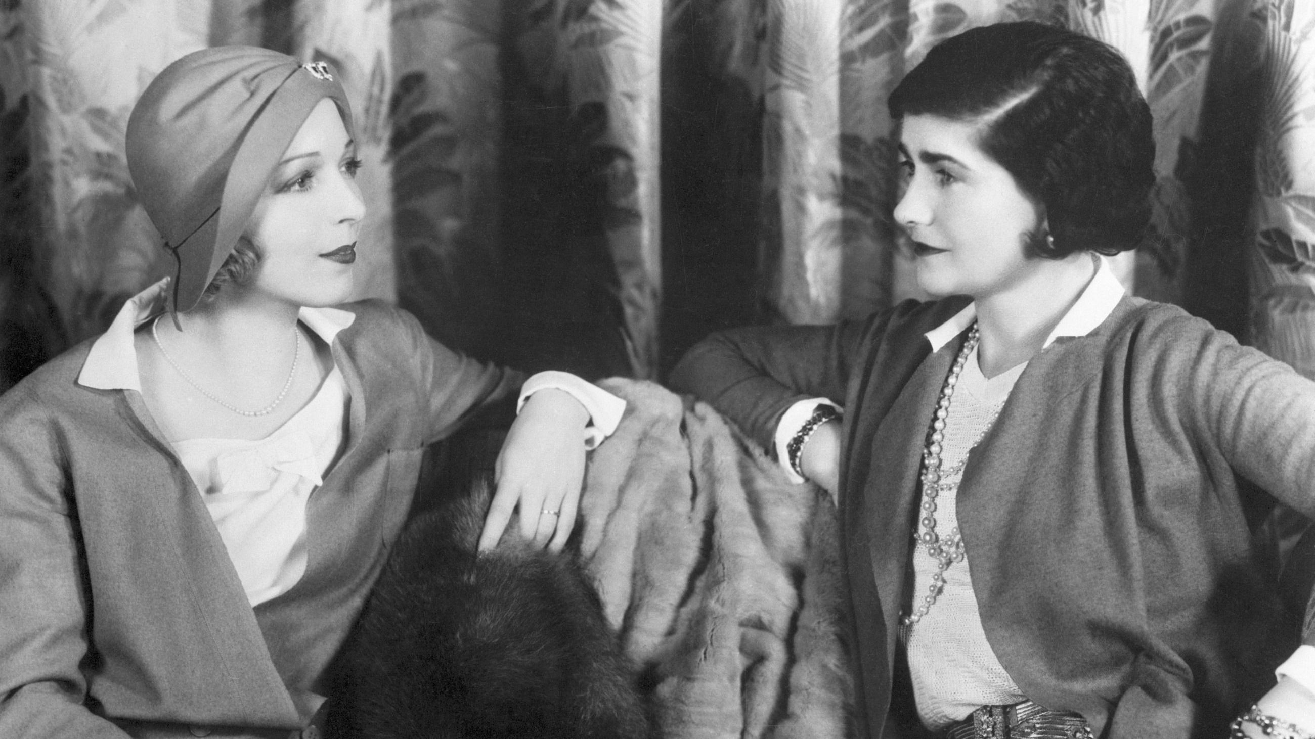 Mademoiselle Gabrielle (Coco) Chanel, a destra, indossa uno dei suoi iconici cardigan. Insieme a lei, a sinistra, l’attrice Ina Clair, anch’ella vestita con lo stesso capo; 29 marzo 1931 - Credits: Getty Images