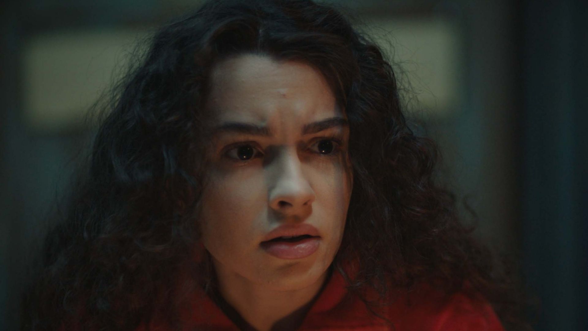 Su Burcu Yazgi Coskun (Asiye) in una scena di Tutto per la mia famiglia 2

