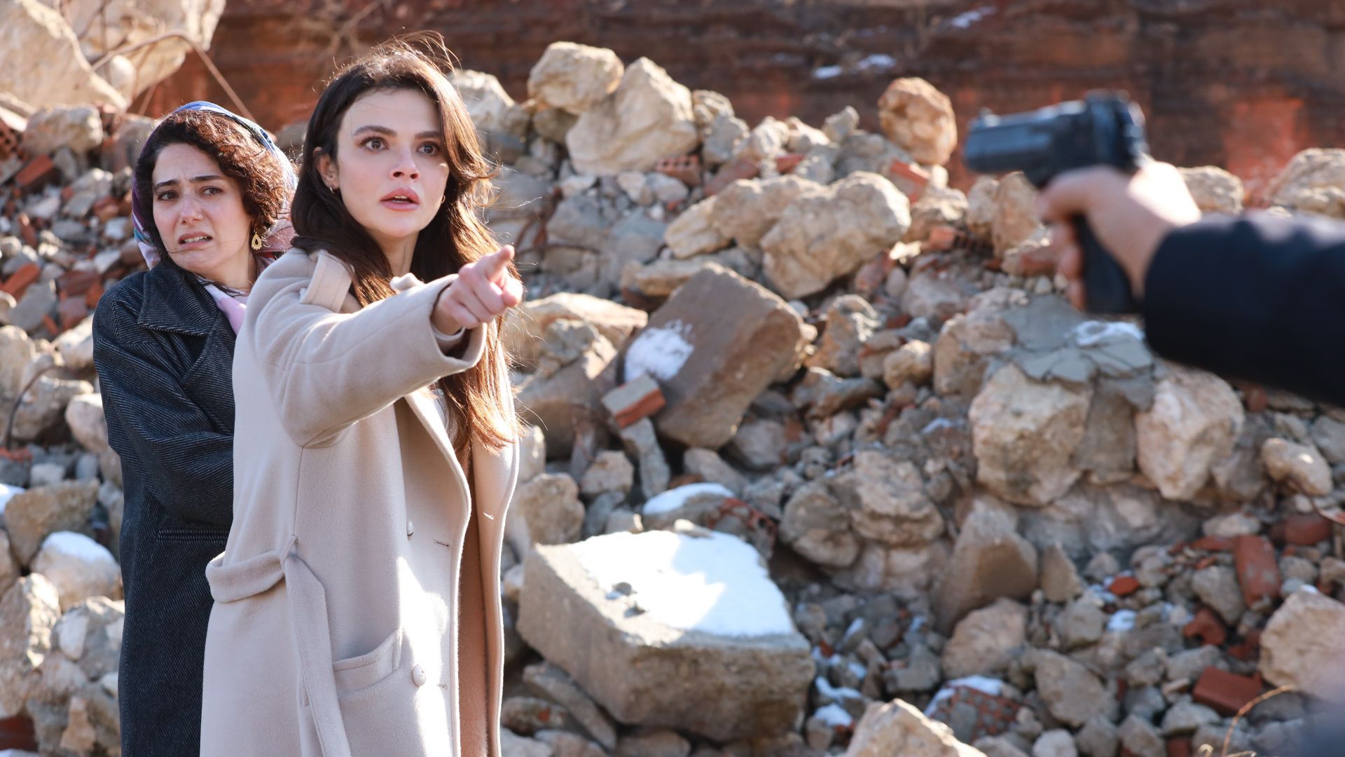 Sinem Unsal (Alya) in una scena di Far away