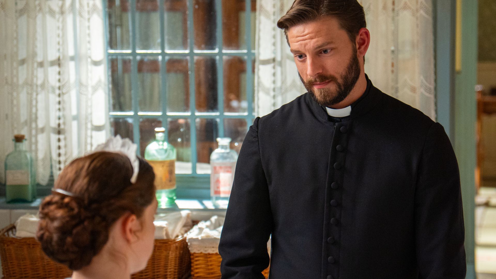 Sara Molina (Maria) e Daniel Schroder (Padre Samuel) in una scena de La Promessa