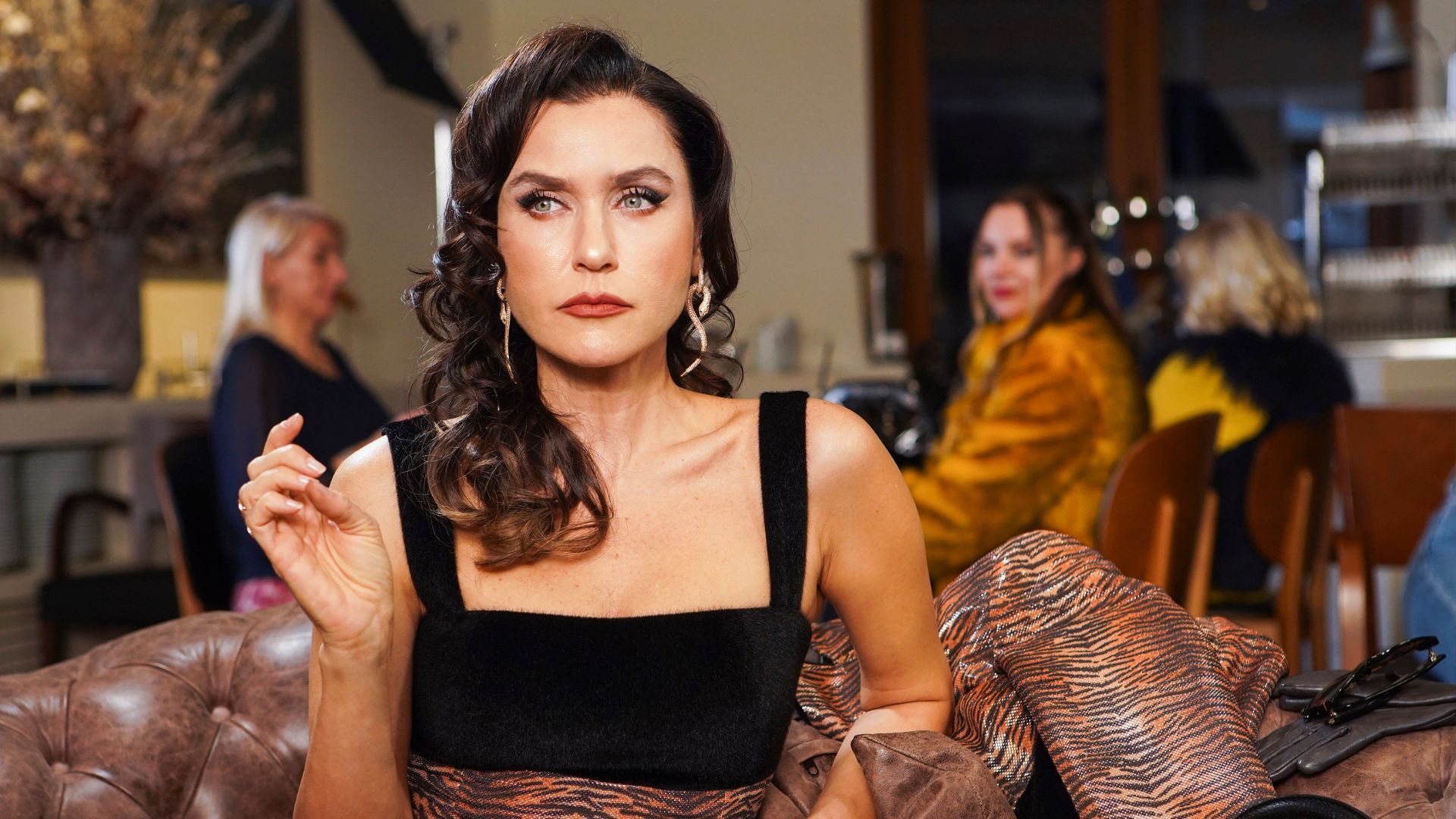 Sevval Sam (Ender Ekinci) in una scena di Forbidden Fruit