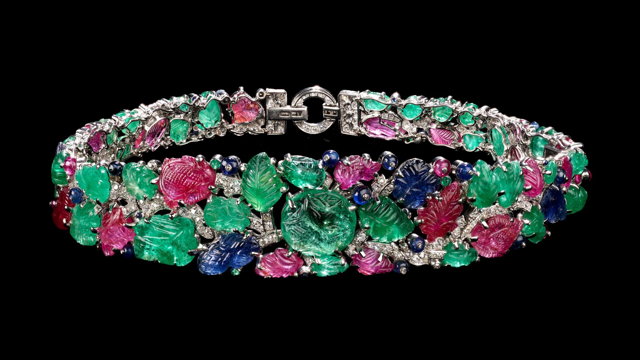 Bandeau in Tutti Frutti style, English Art Works for Cartier London, 1928. Emeralds, rubies, sapphires, diamonds and platinum © Victoria and Albert Museum, London