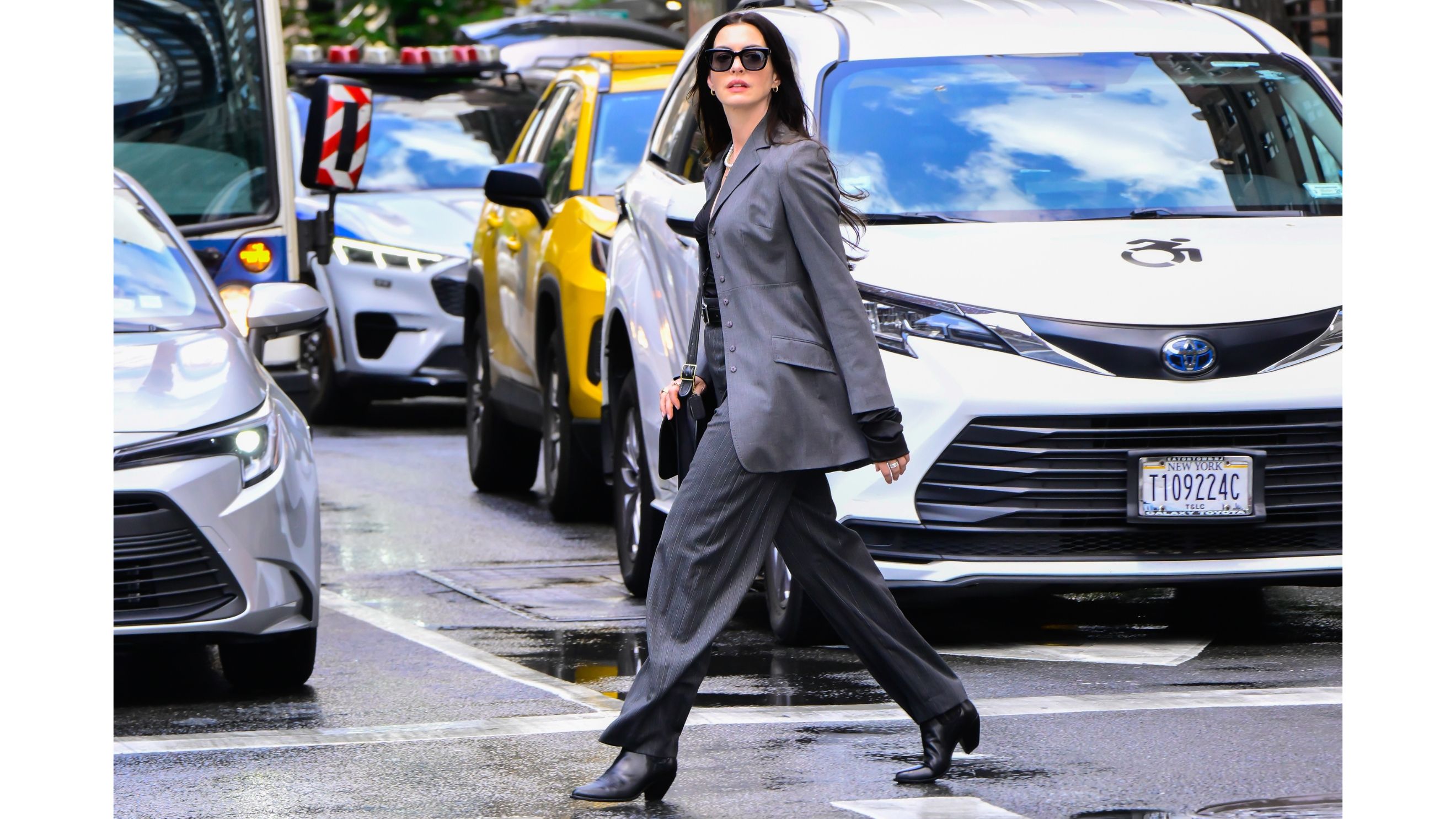 Anne Hathaway è stata vista sul set de Il diavolo veste Prada 2 il 22 luglio 2025 a New York City.
Credits: Getty Images
