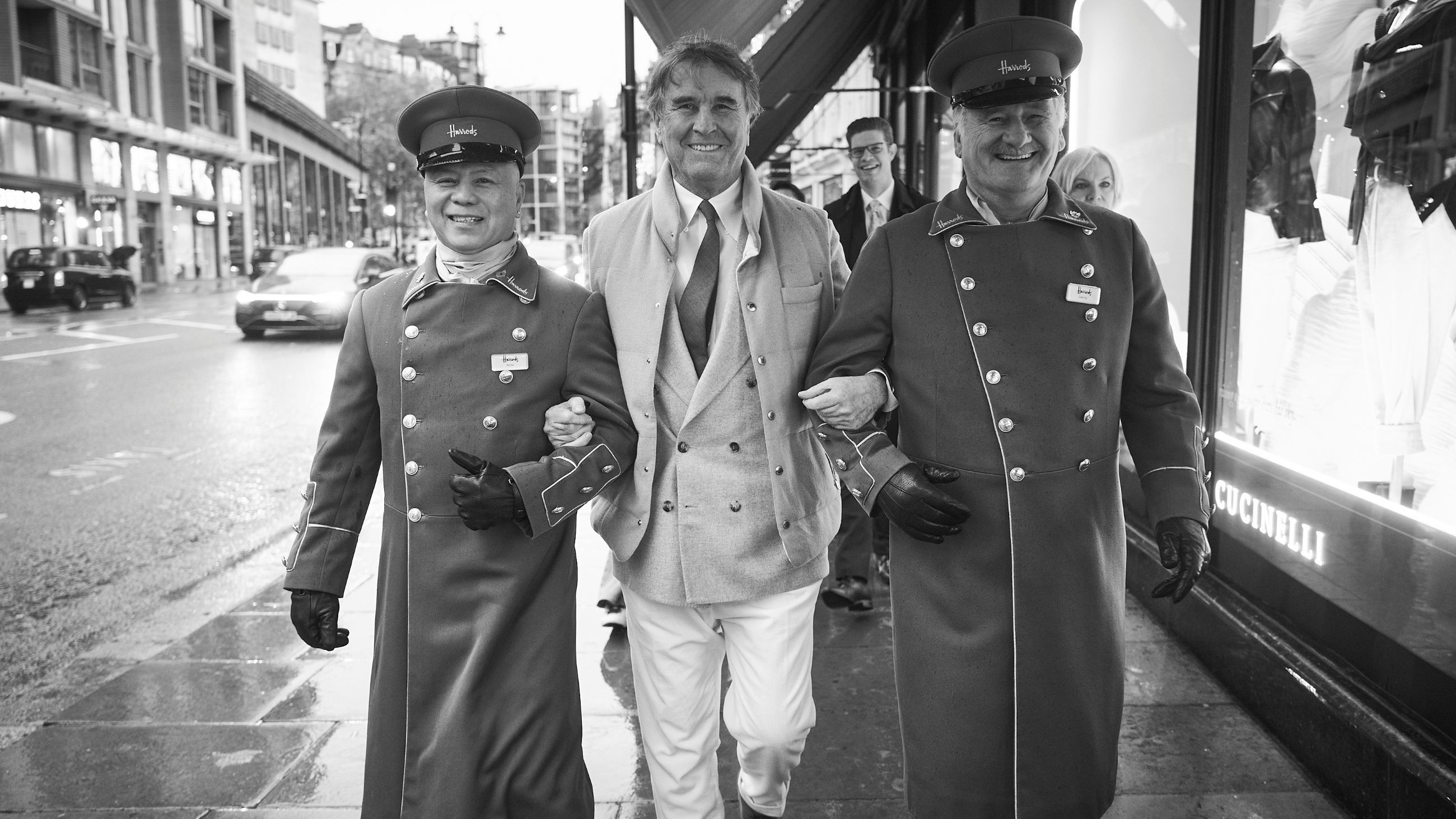 Brunello Cucinelli con i green men di Harrods - Courtesy Press Office 