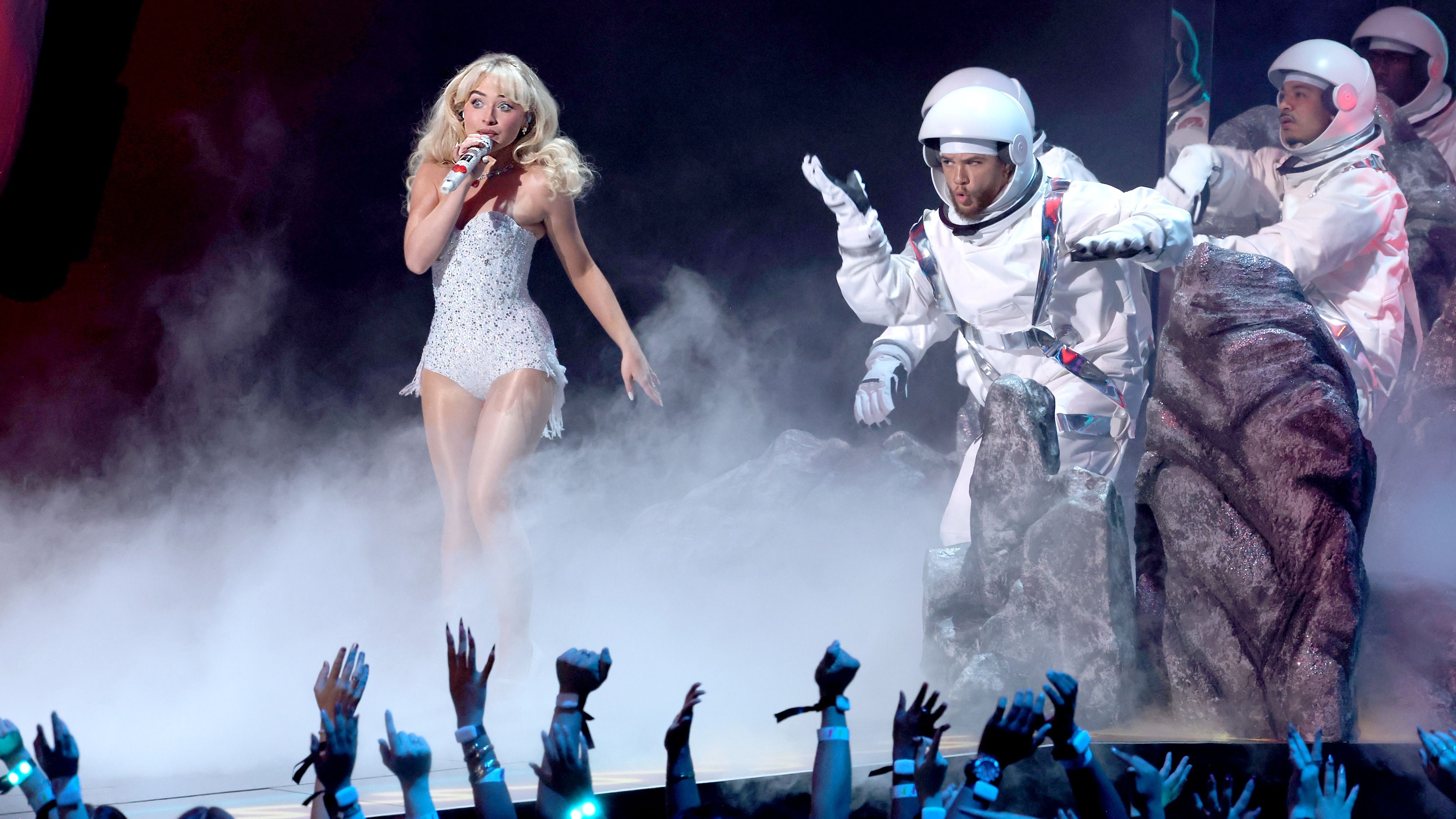  Sabrina Carpenter si esibisce sul palco durante gli MTV Video Music Awards 2024 alla UBS Arena, 2024. Credits: Getty Images