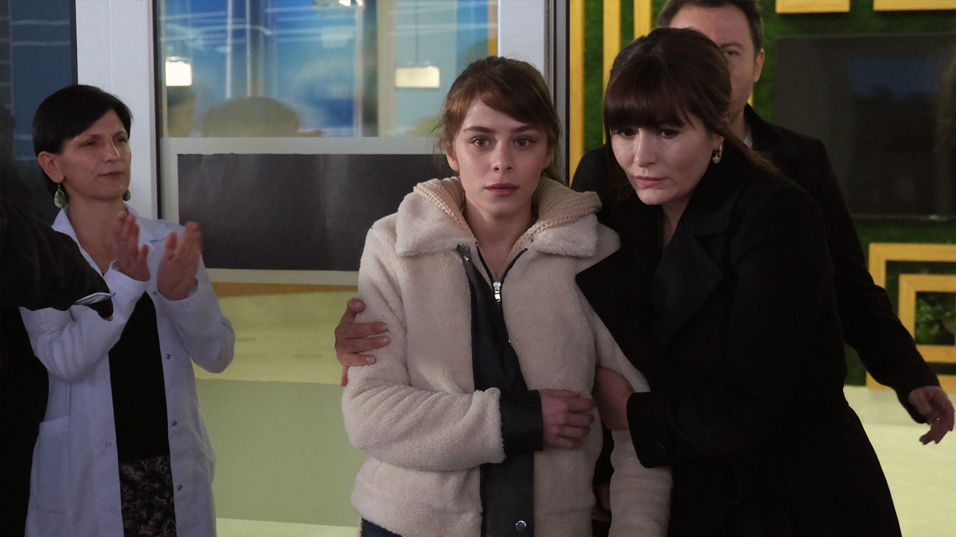 İlayda Alişan (Ela Yüksel) e Deniz Çakır (Bahar Yüksel) in una scena di Innocence