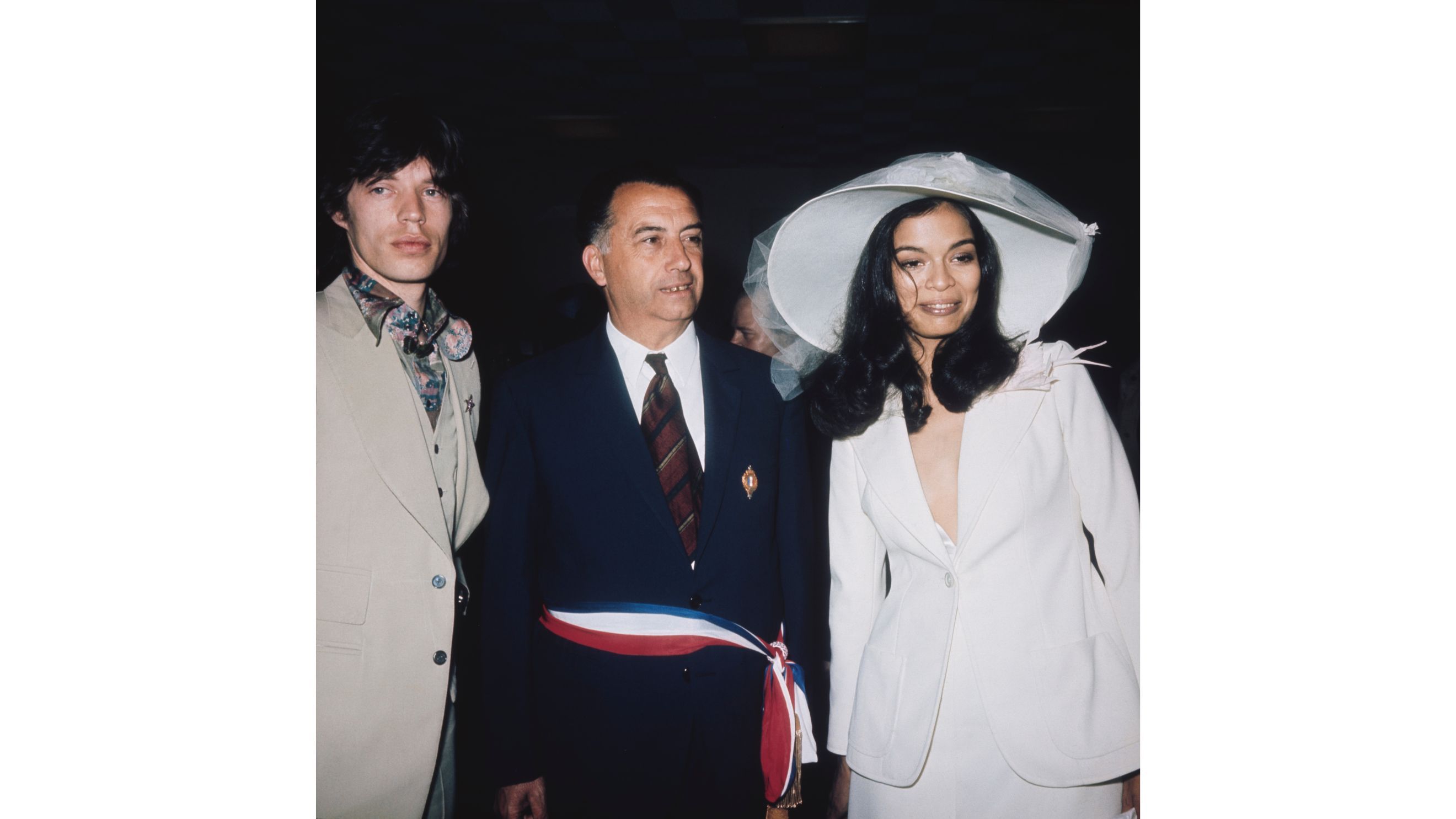 Il cantante inglese Mick Jagger, del gruppo rock The Rolling Stones, sposa Bianca Pérez-Mora Macias a Saint-Tropez, in Francia, il 12 maggio 1971. In piedi tra loro si trova Marius Astezan, il sindaco di Saint-Tropez - Credits: Getty Images
