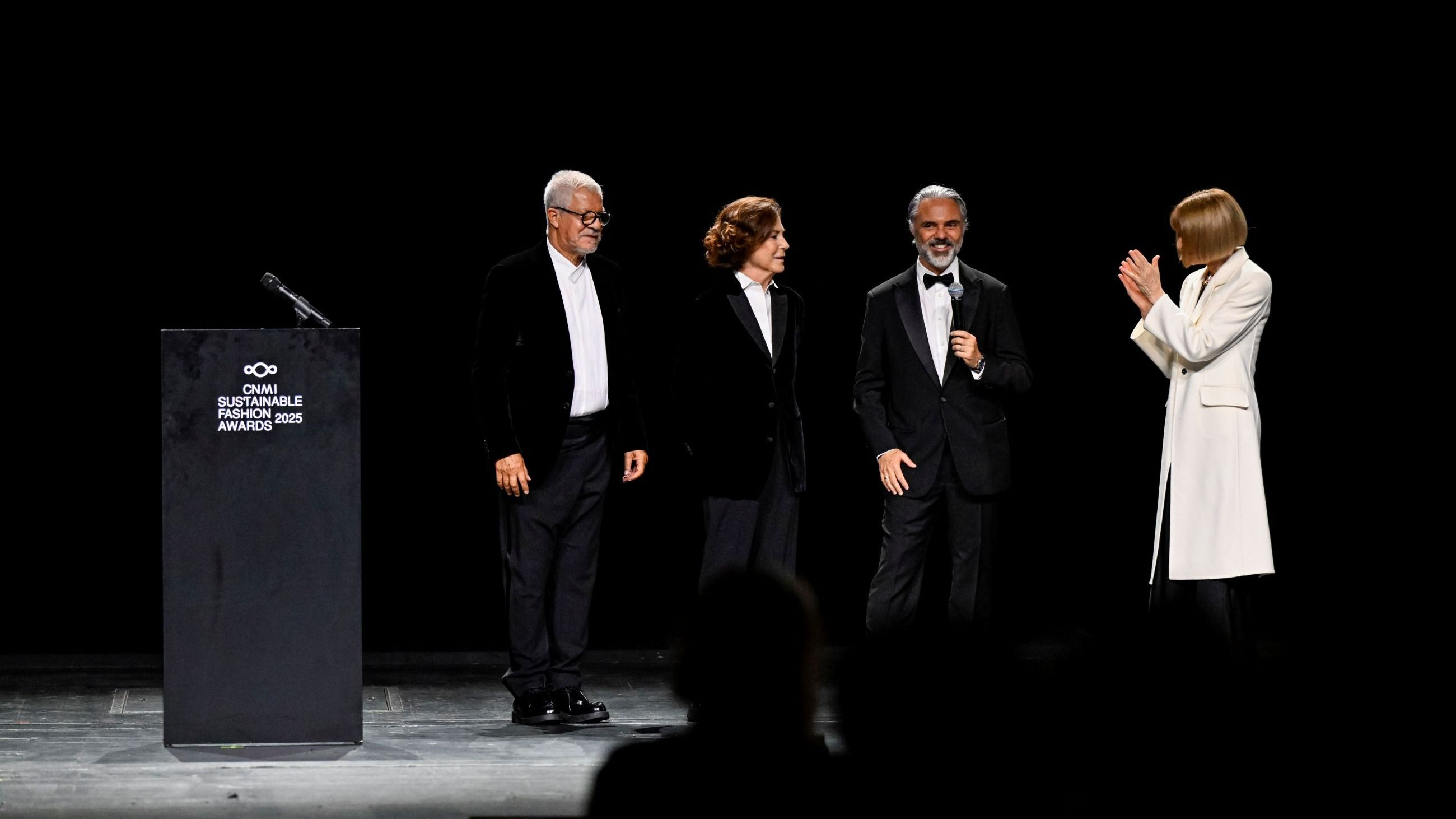 Anna Wintour accoglie sul palco Andrea Camerano, Silvana Armani e Leo Dell’Orco per rendere omaggio a Giorgio Armani con il Legacy Award 
Crediti: Ufficio Stampa