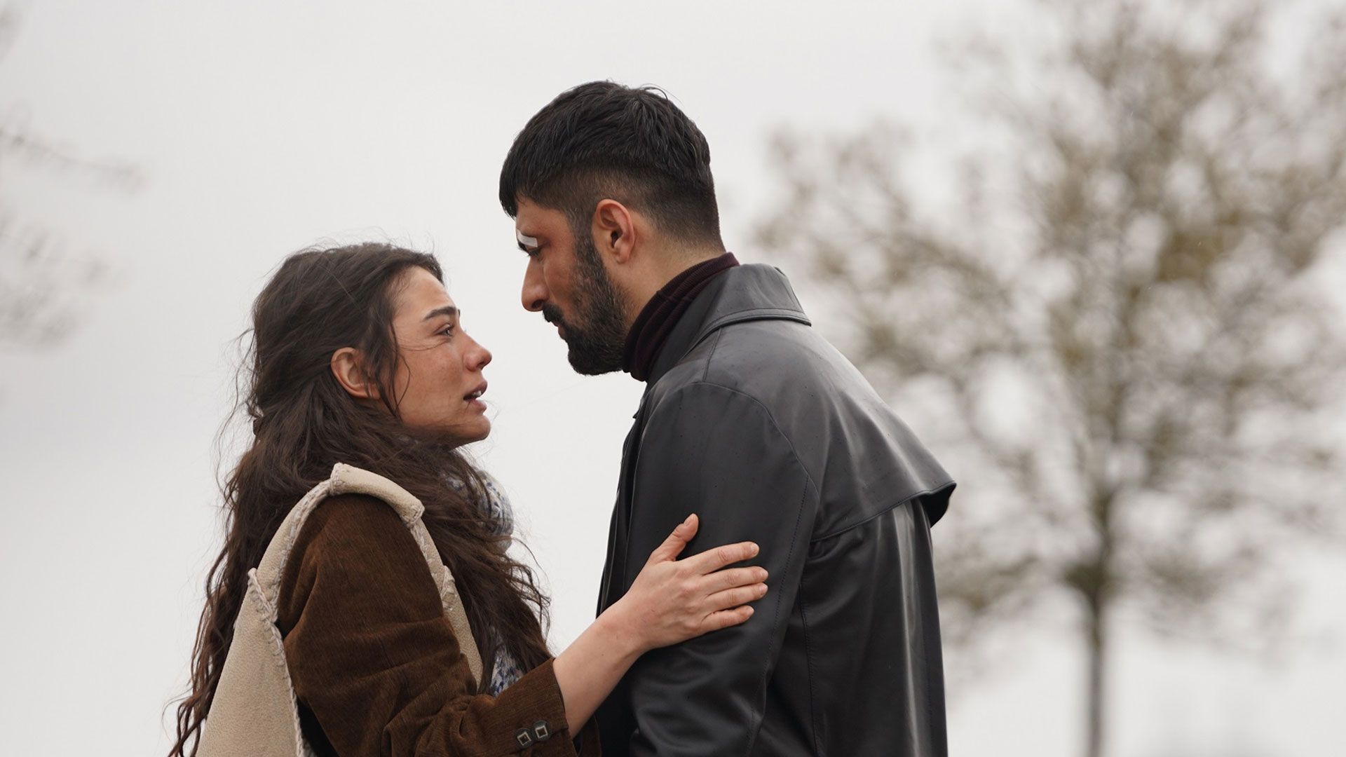 Demet Özdemir (Farah Erşadi) e Engin Akyürek (Tahir Lekesiz) in una scena di Io sono Farah