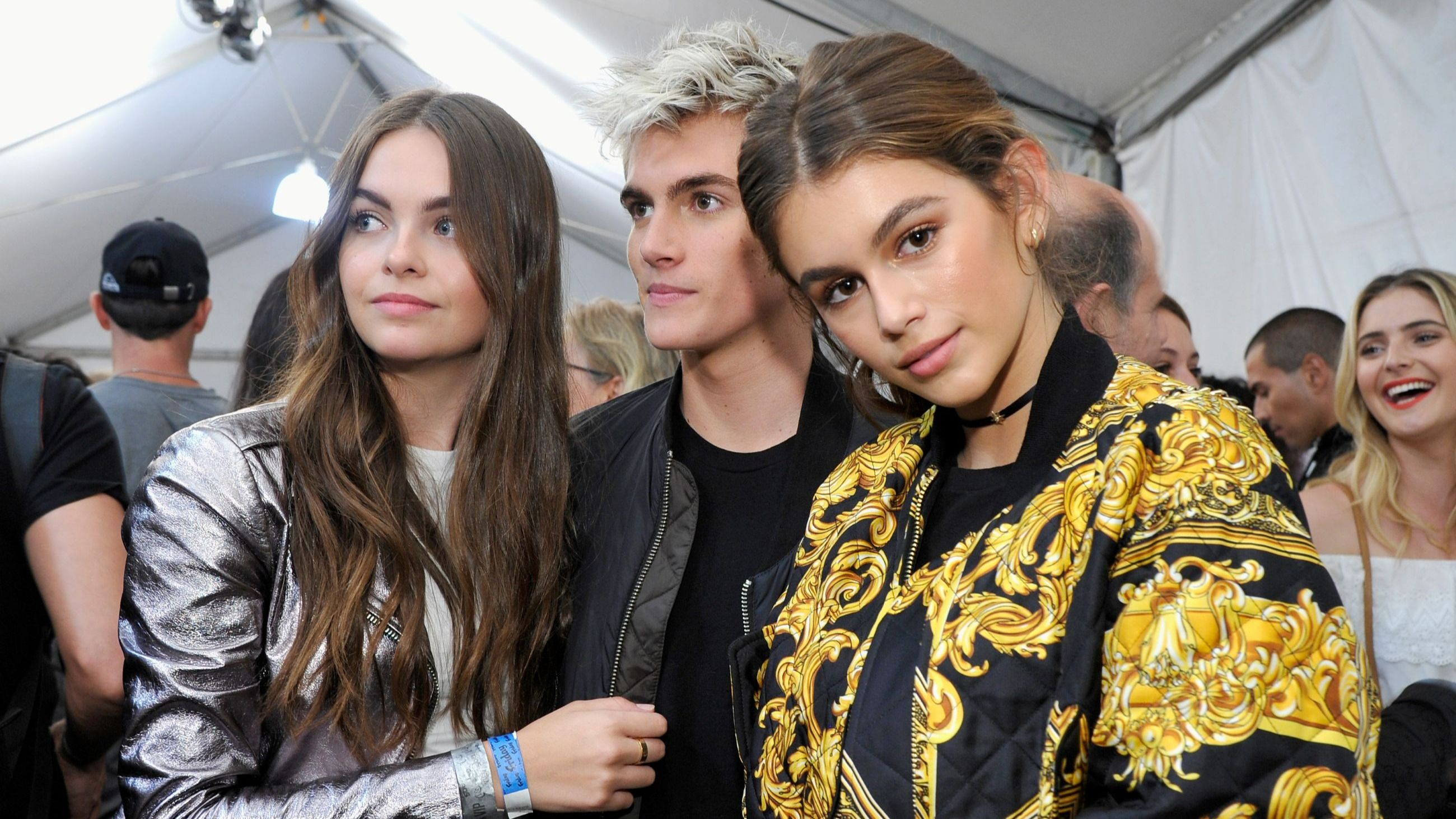 Lily Moulton, Presley Gerber e Kaia Gerber nel backstage della sfilata Moschino Uomo Primavera/Estate 2017 e Donna Resort - Credits Getty Images