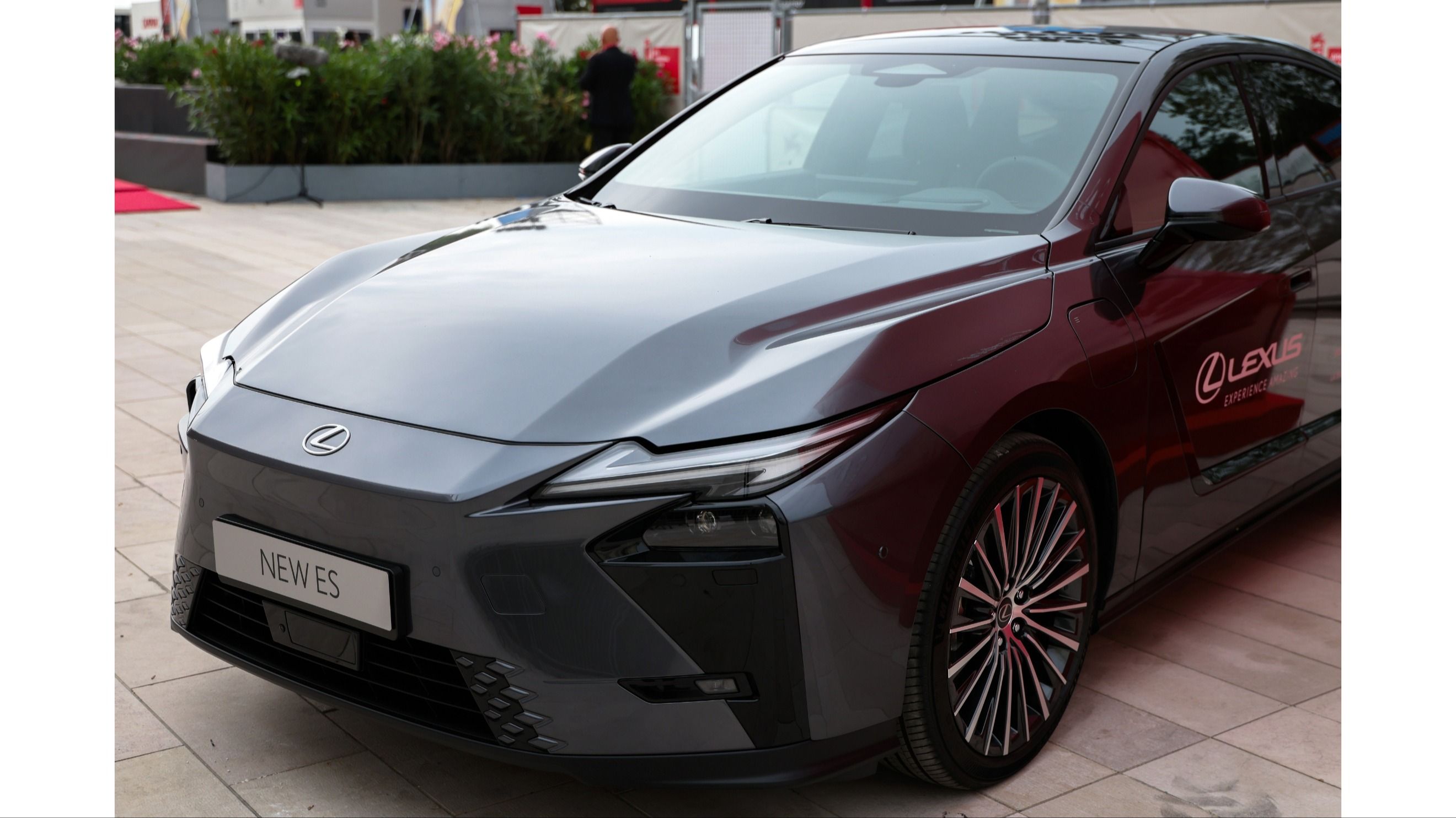 La nuova Lexus ES al Lido di Venezia in occasione dell’82ª Mostra Internazionale d’Arte Cinematografica, nel 2025. (Crediti: Lexus Italia) 