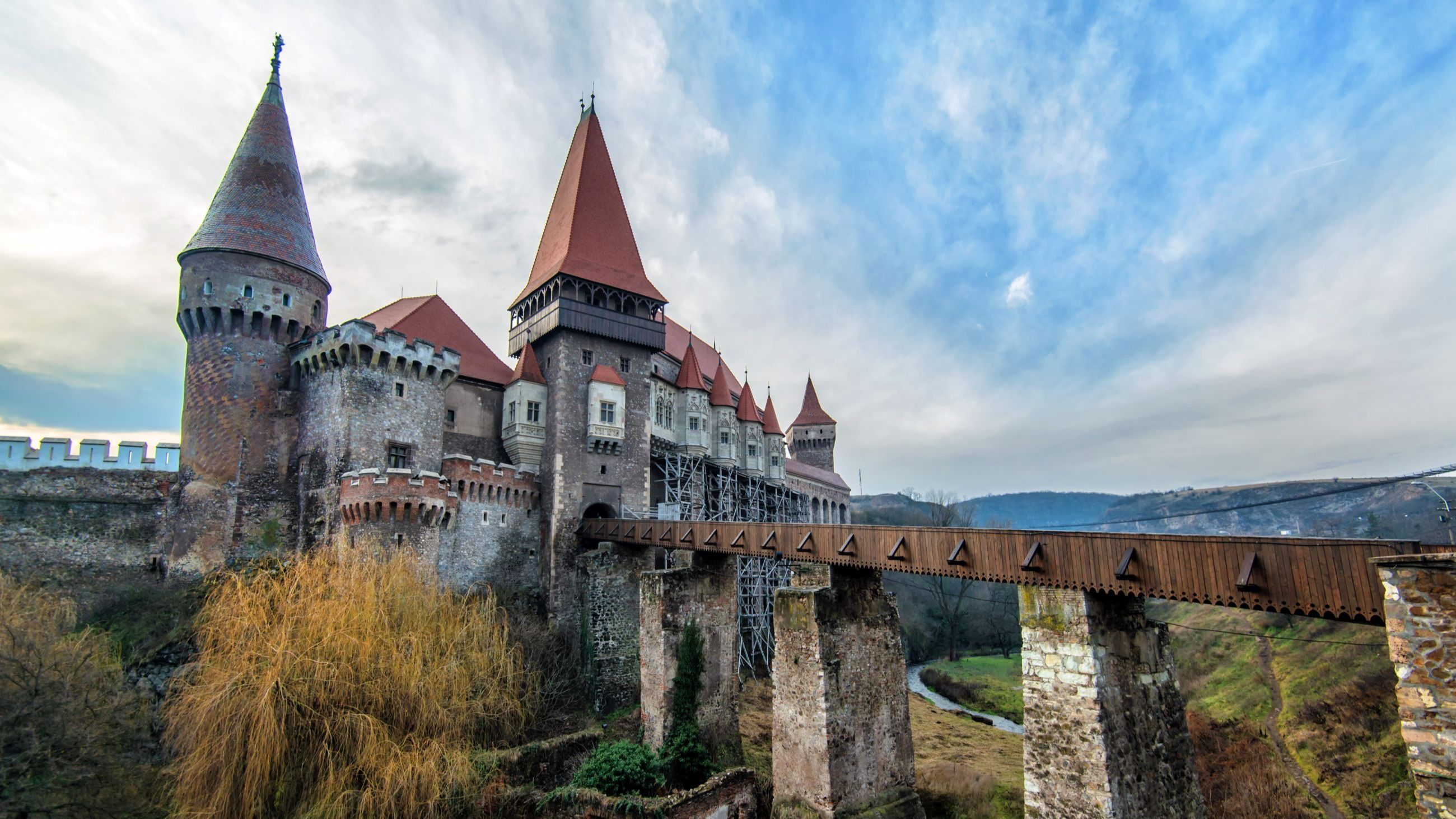 Paesaggio del Castello di Corvin, fonte di ispirazione per il Castello di Dracula di Bram Stoker - Credits: Getty Images