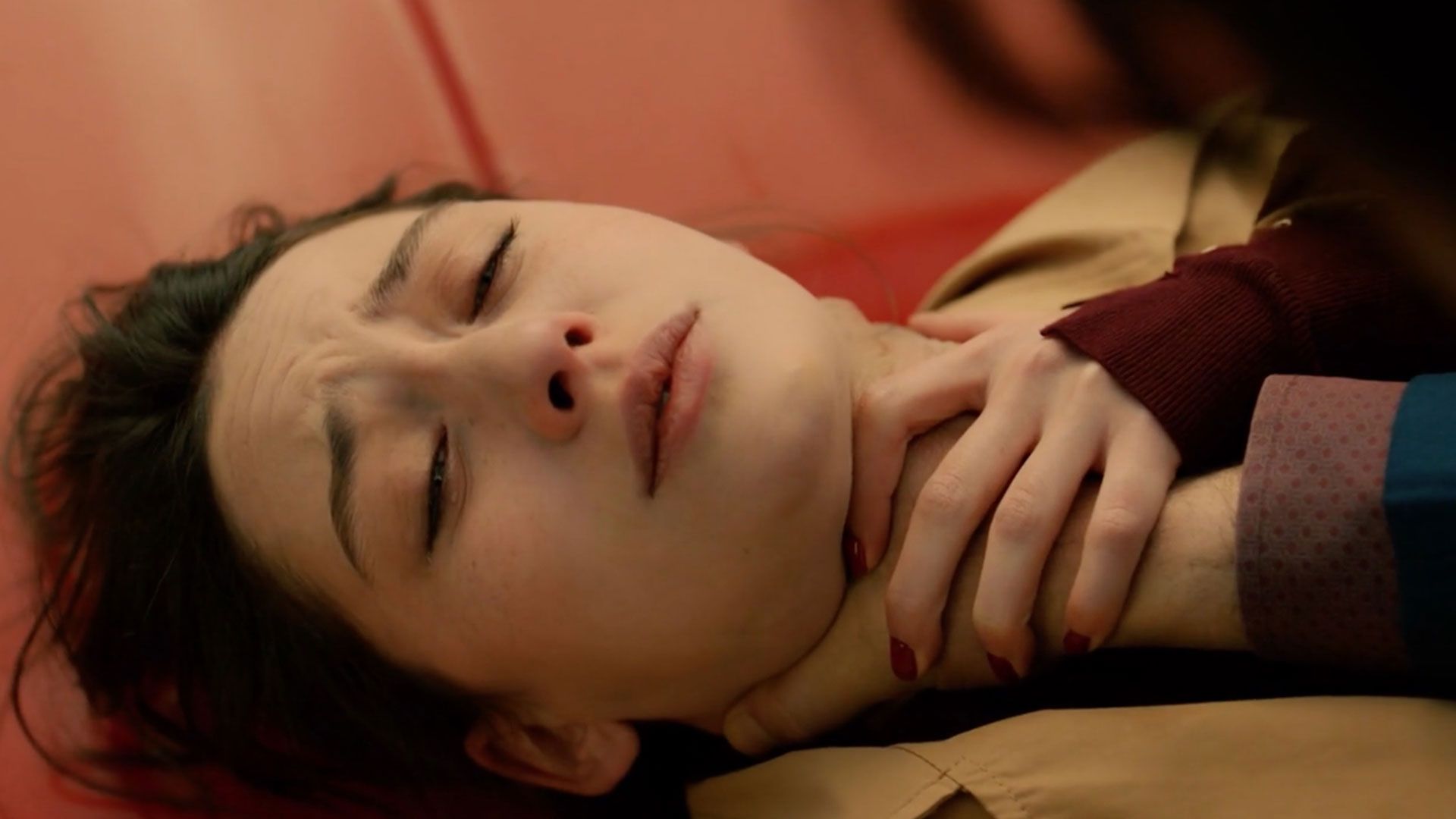 Betul, interpretata da İlayda Çevik, viene aggredita da Abdulkadir