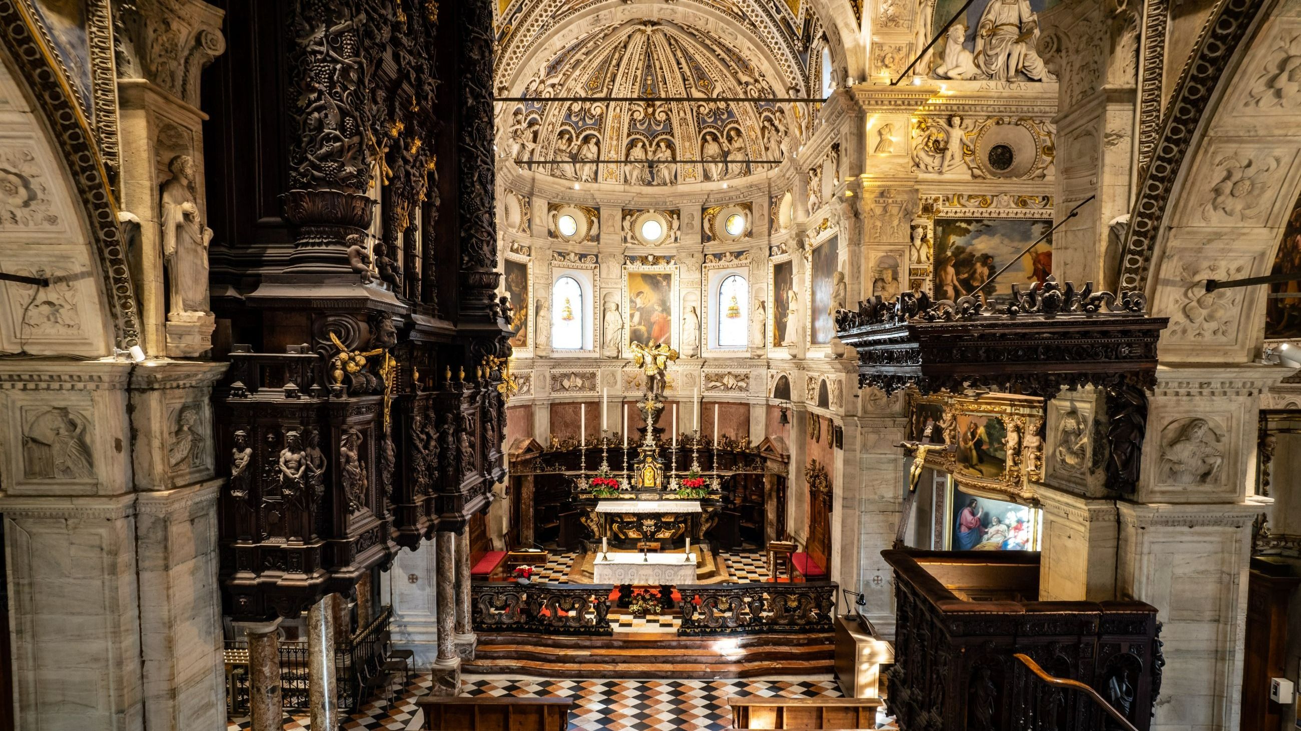 Basilica Madonna di Tirano, sulla sinistra l’imponente organo con i suoi intarsi, stucchi e silenzi: qui il tempo si prega, si guarda, si ascolta 
Credits: Getty Images