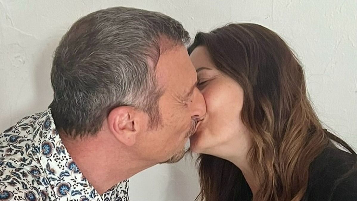 Un bacio tra Amadeus e la moglie Giovanna Civitillo