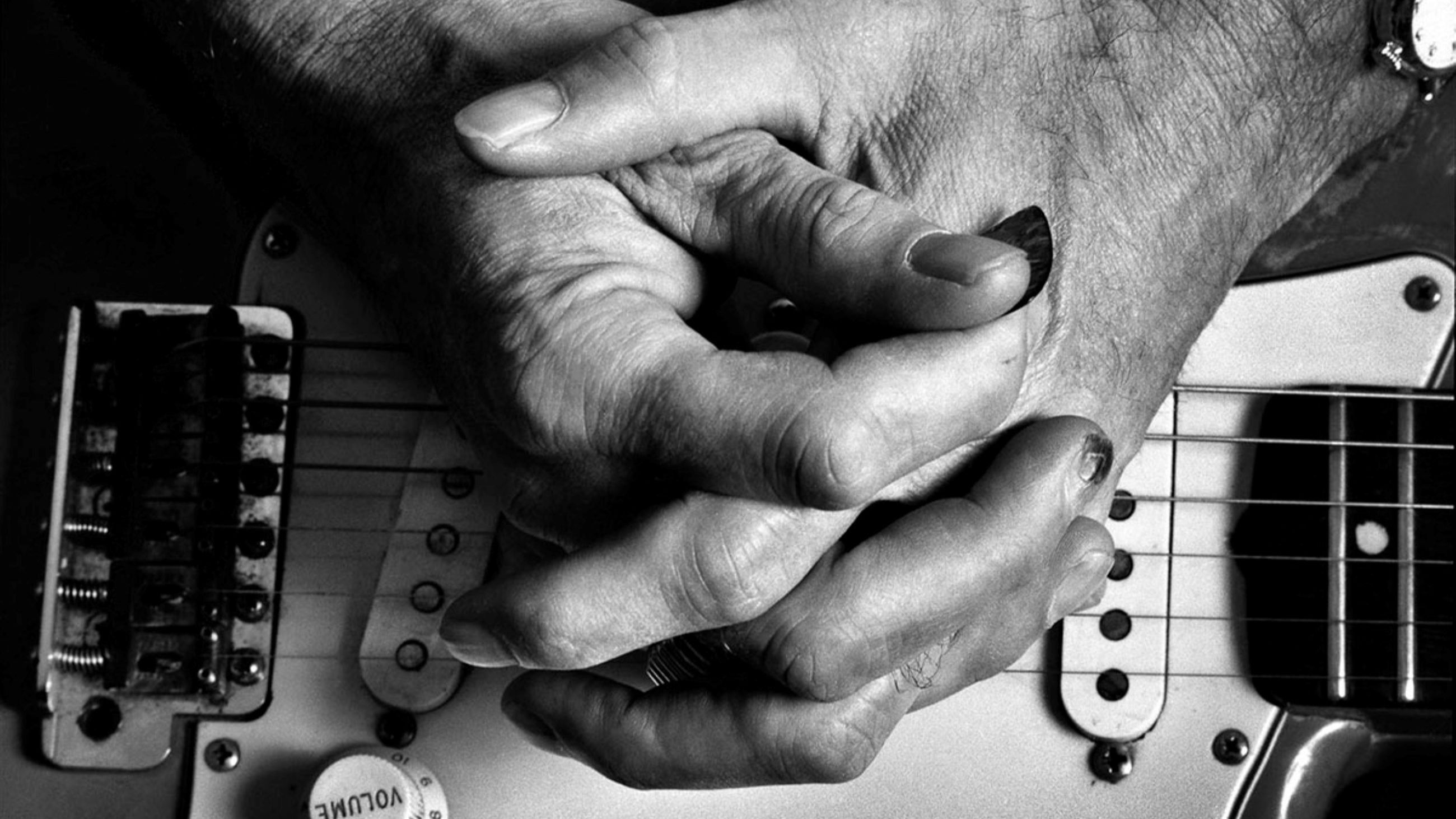 Le mani intrecciate di Eric Clapton, catturate da Luciano Viti: pause di musica, attimi di vita che suonano più di un assolo – Crediti: Luciano Viti/Wall of Sound Gallery