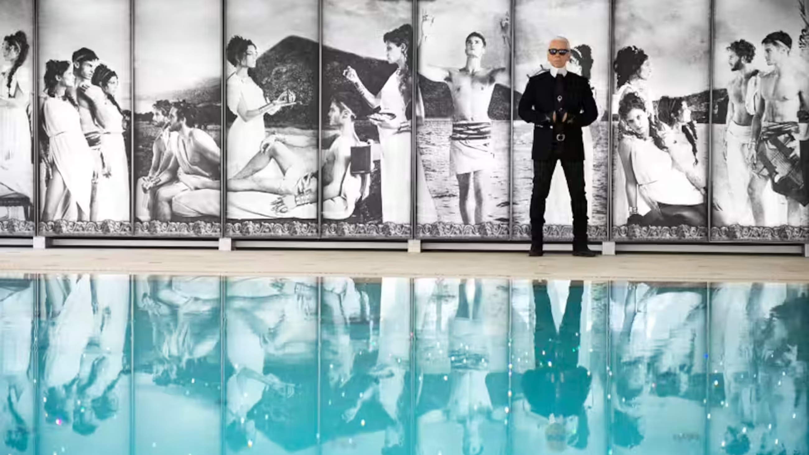  Karl Lagerfeld posa nella piscina dell’Hotel Métropole di Monte-Carlo da lui disegnata - Credits: Courtesy Press Office