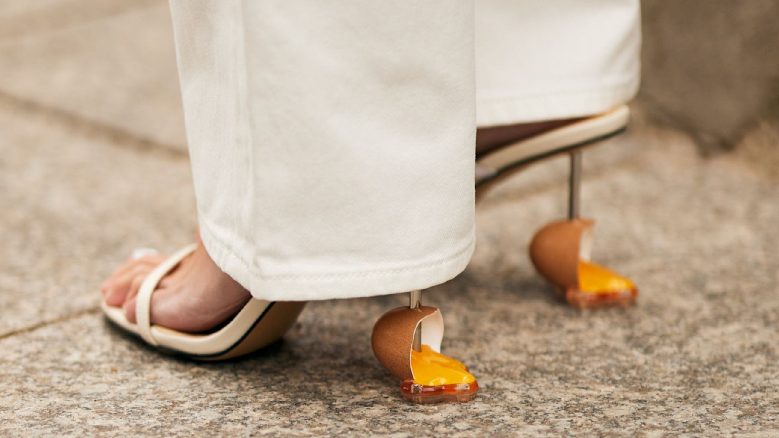 La moda regala i dettagli più originali: qui, un paio di scarpe fotografate per le strade di Parigi, che, come tacco, sfoggiano un uovo appena aperto - Credits: Launchmetrics.com/Spotlight