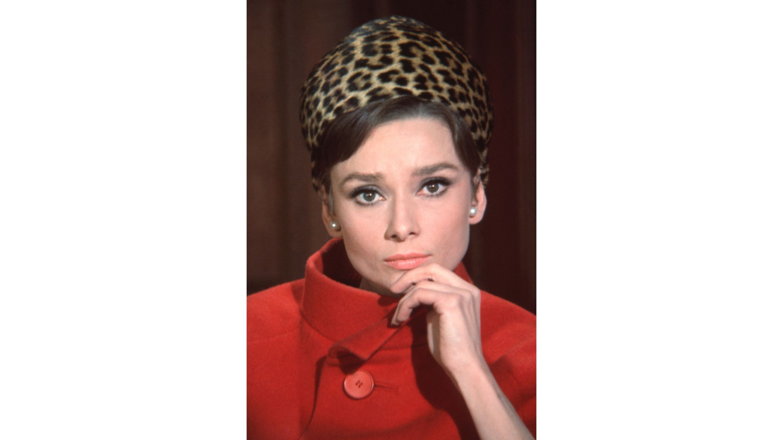 Un ritratto di Audrey Hepburn con il cappotto in Casentino - Credits Getty Images