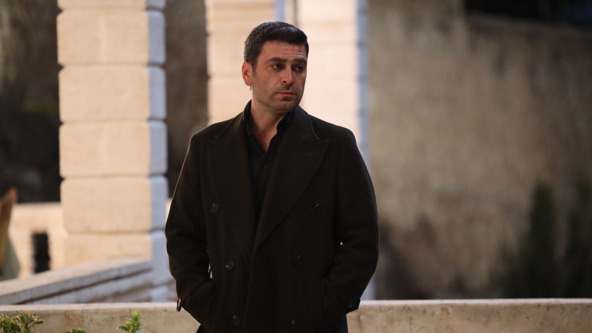 Ozan Akbaba (Cihan) in una scena di Far away