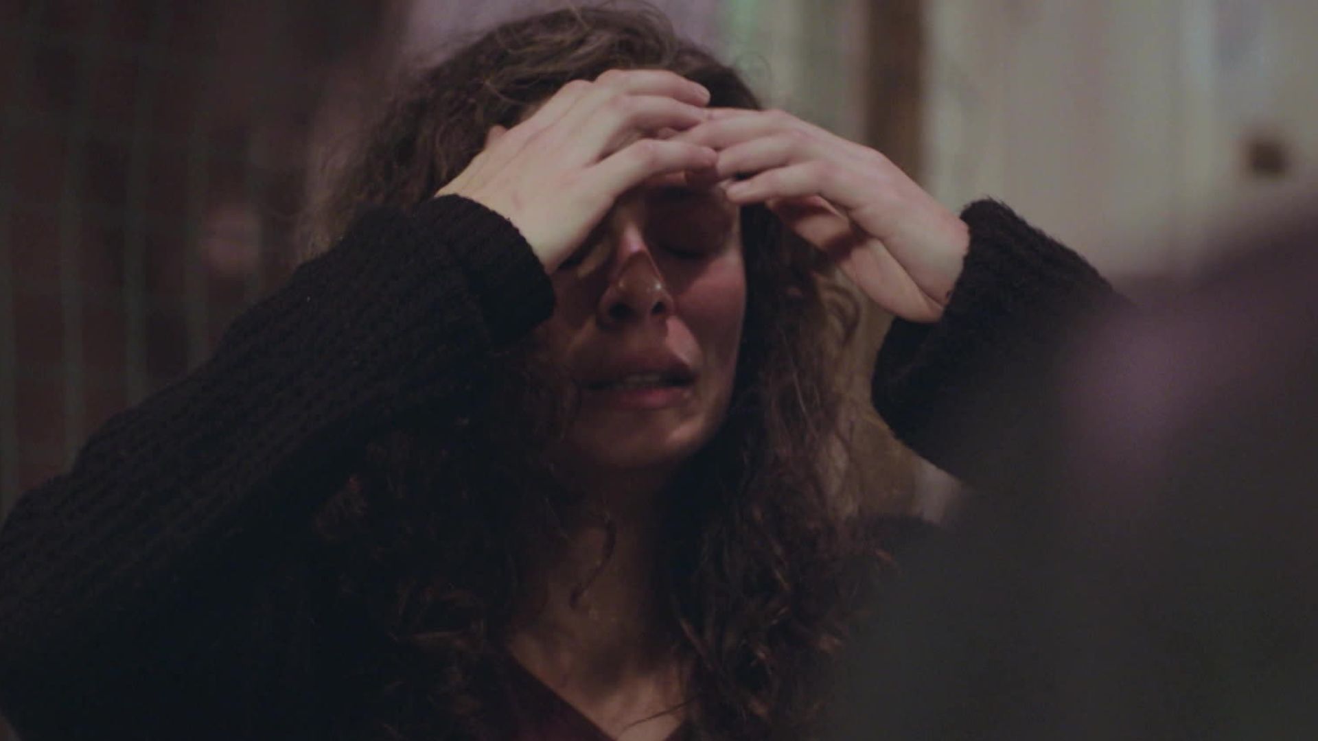 Ozge Ozpirincci (Bahar) in una scena di La forza di una donna