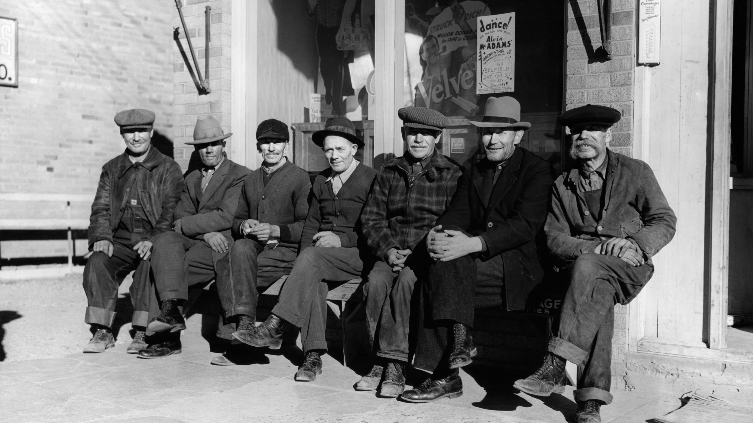 Un gruppo di operai indossano i primissimi jeans Levi’s nel 1920 - Credits Getty Images