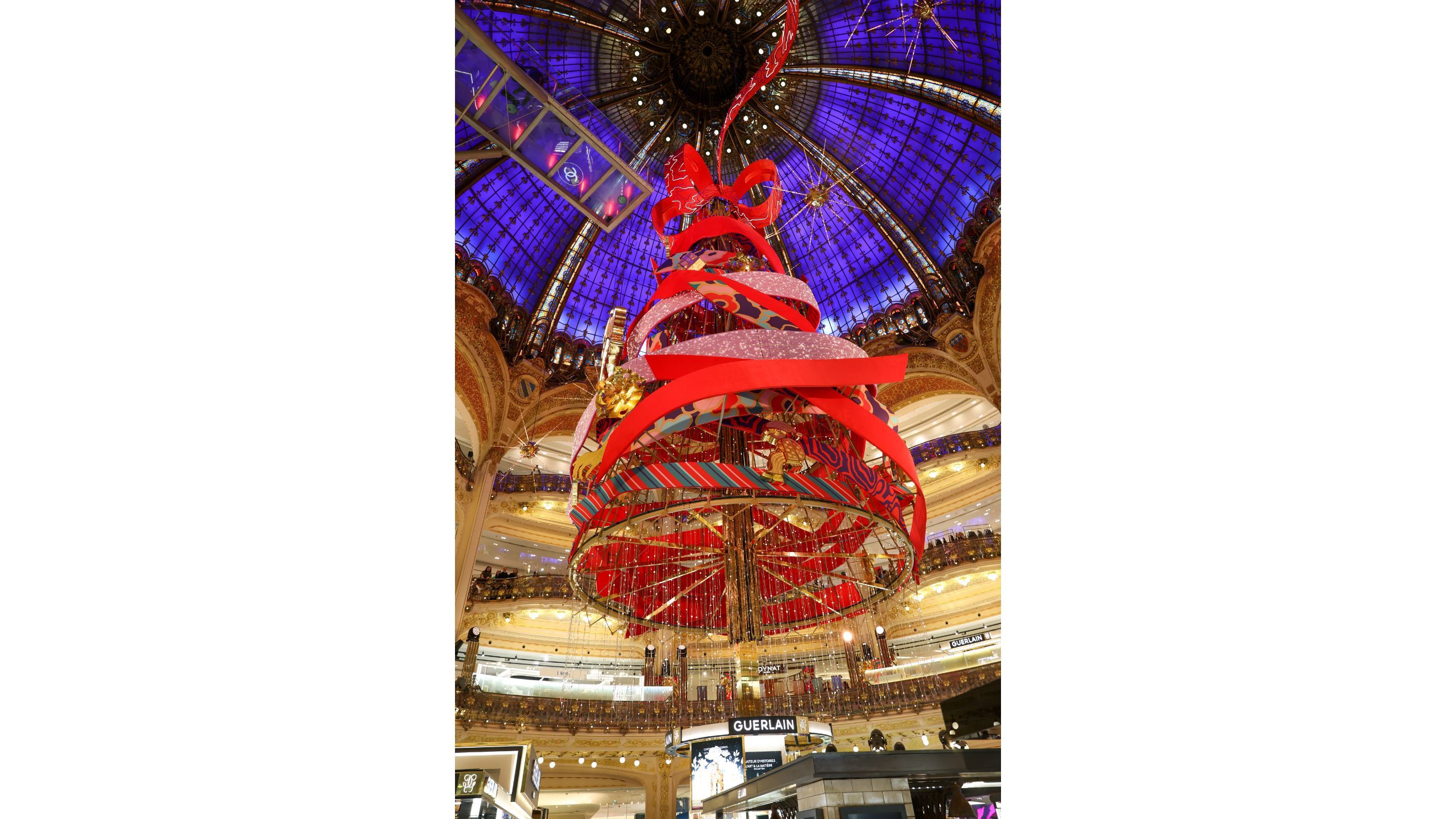 La posa dell’Albero di Natale durante l'inaugurazione delle decorazioni natalizie delle Galeries Lafayette il 12 novembre 2025 a Parigi - Credits Getty Images