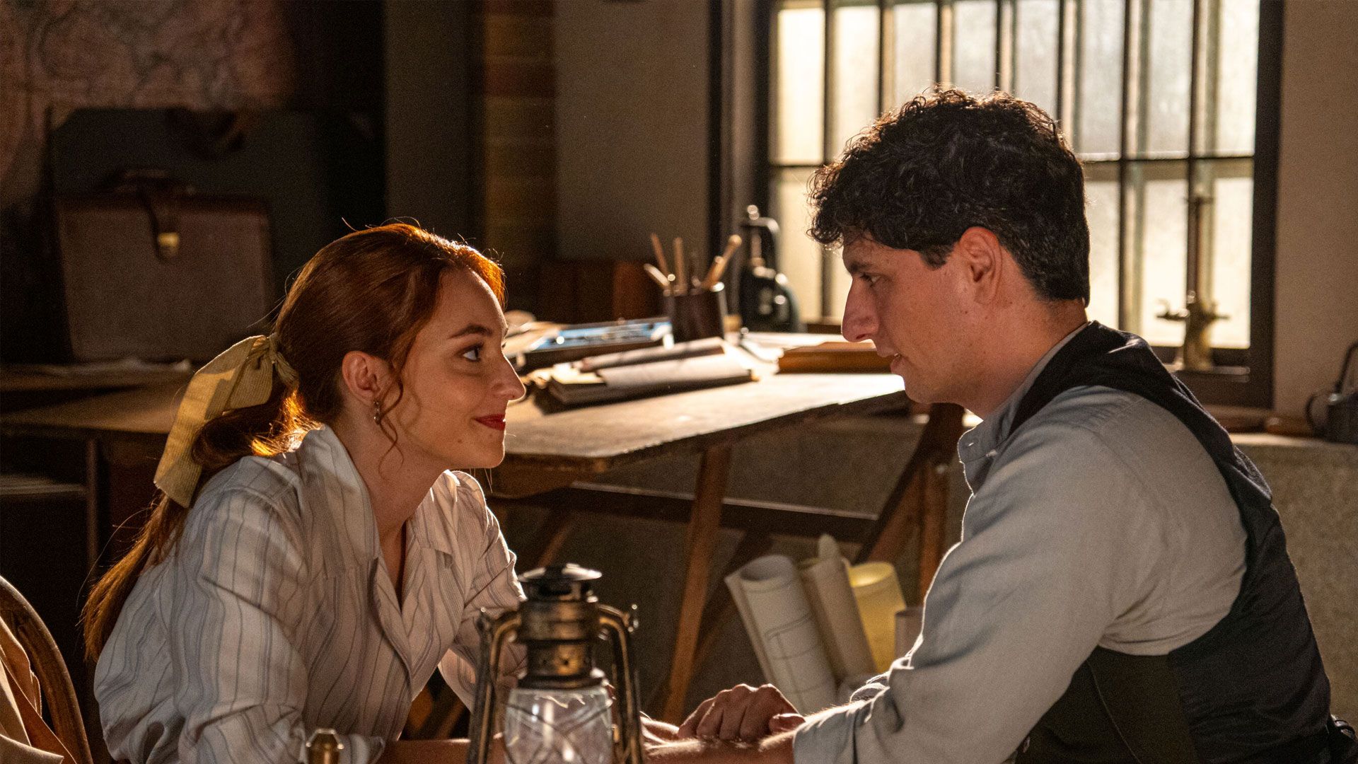Sara Font (Enora) e Álvaro Quintana (Toño) in una scena de La promessa