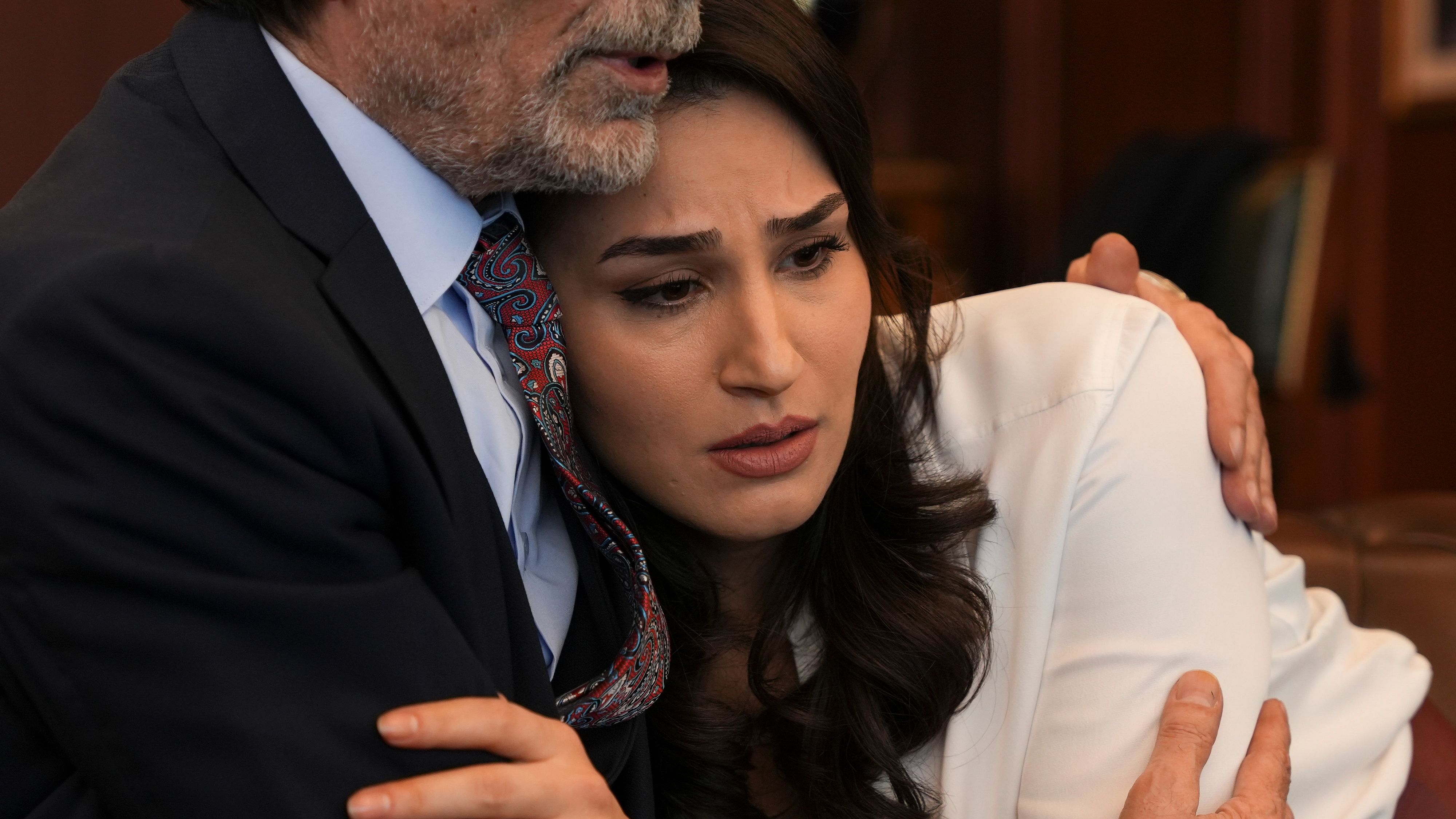 Mustafa Uğurlu (Murat Tarık Yenersoy) e Asena Girişken (Yeşim Denizeren) in una scena di Tradimento