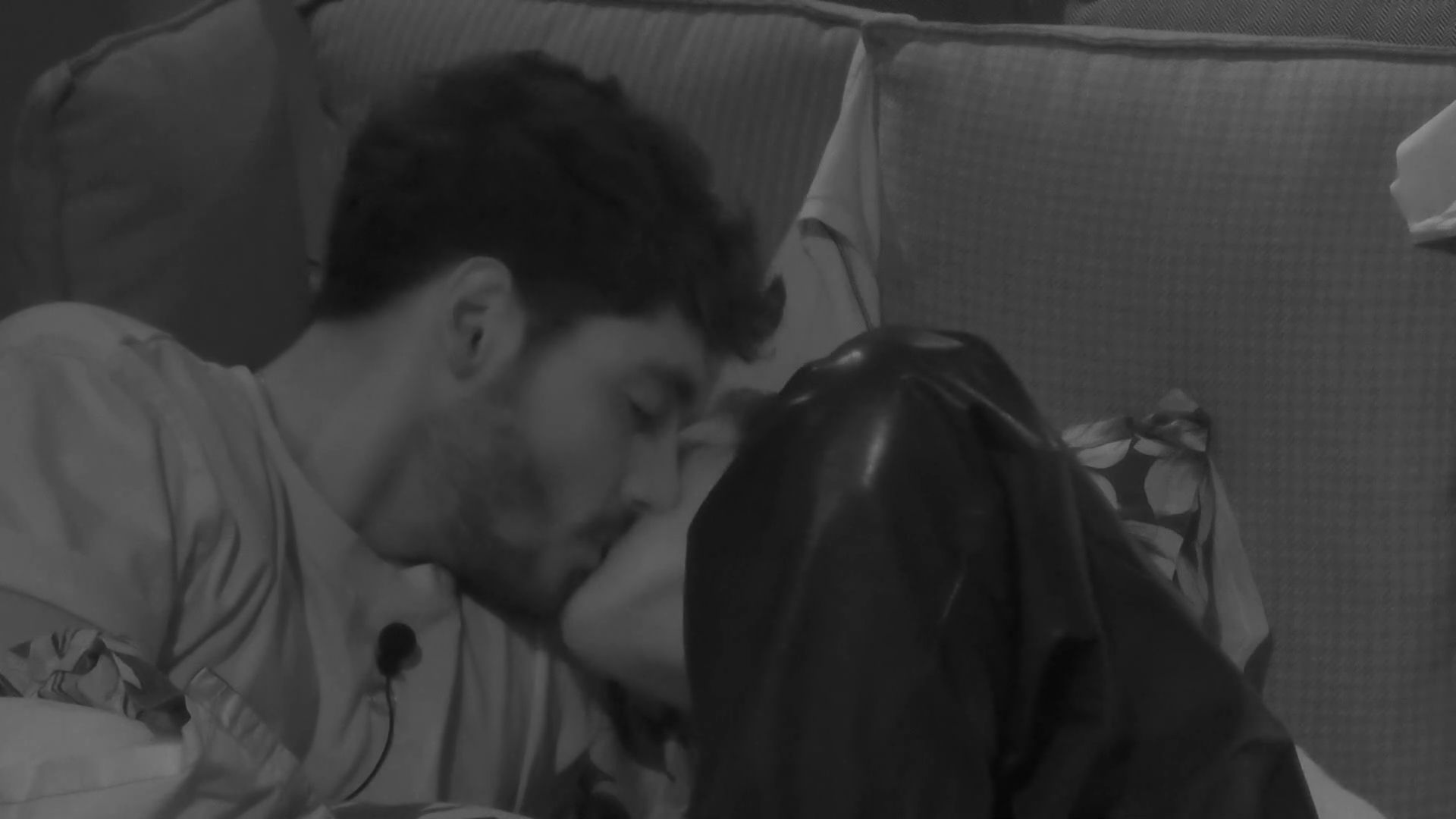 Il bacio tra Javier Martinez e Zeudi Di Palma