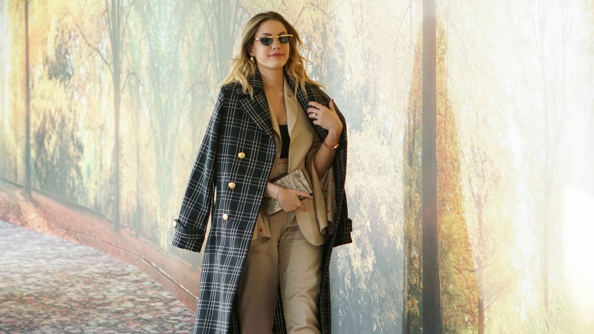 Eda Ece (Yildiz), in una scena di Forbidden Fruit