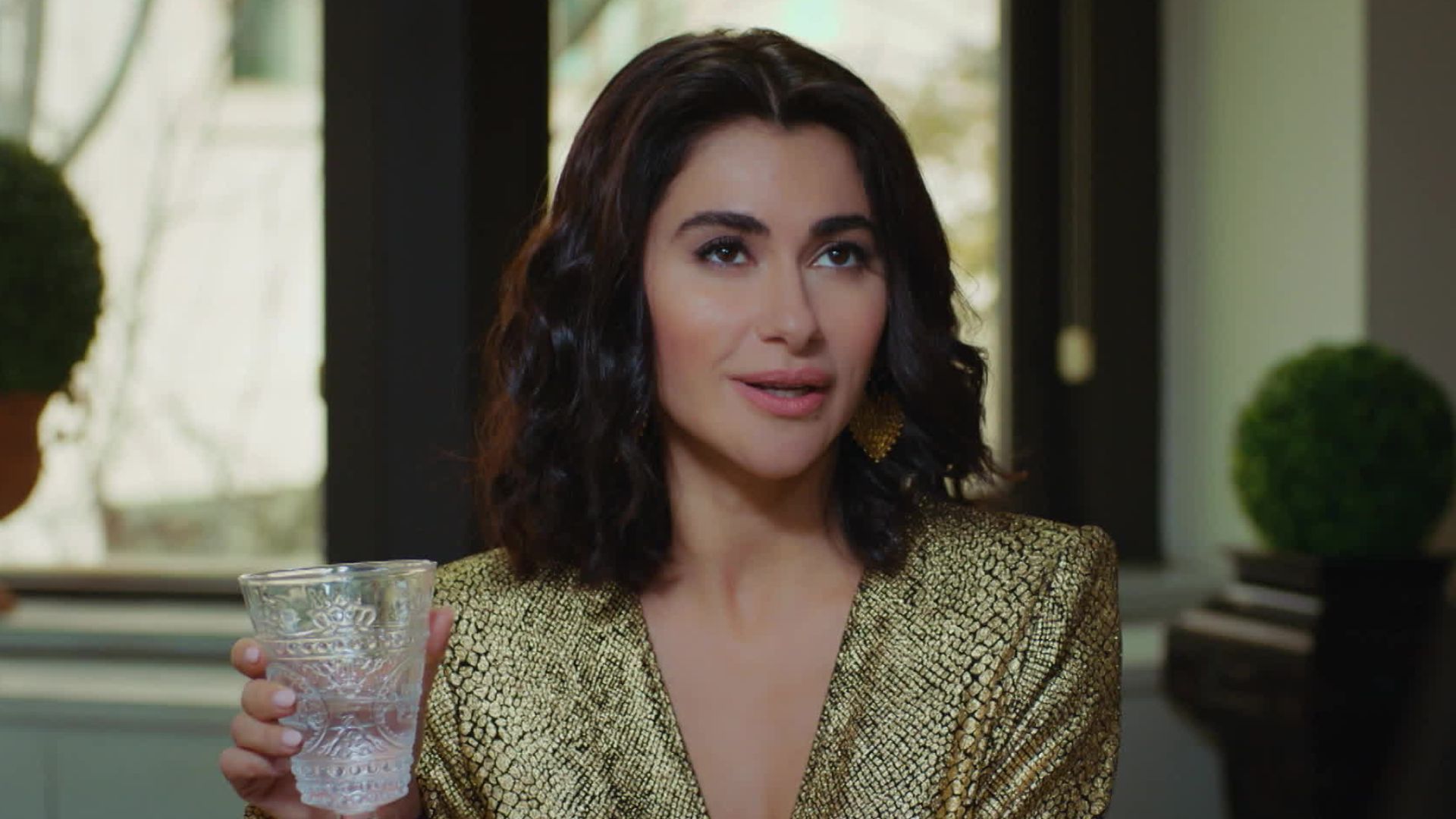 Nesrin Cavadzade (Sahika) in una scena di Forbidden Fruit 4