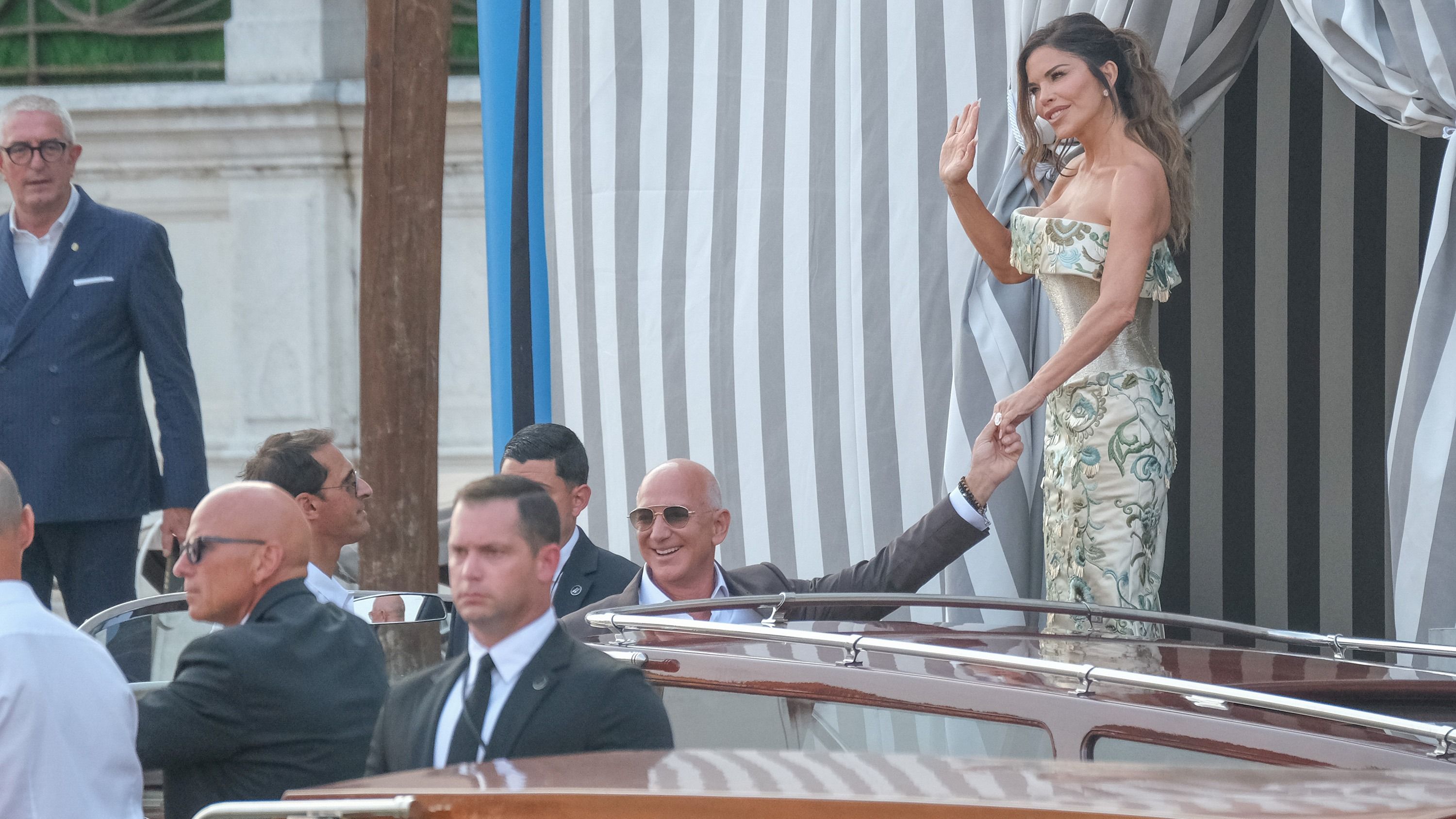 Jeff Bezos e Lauren Sánchez, in Schiaparelli, all-uscita dell-Hotel Aman Venice
Credit: Getty Images