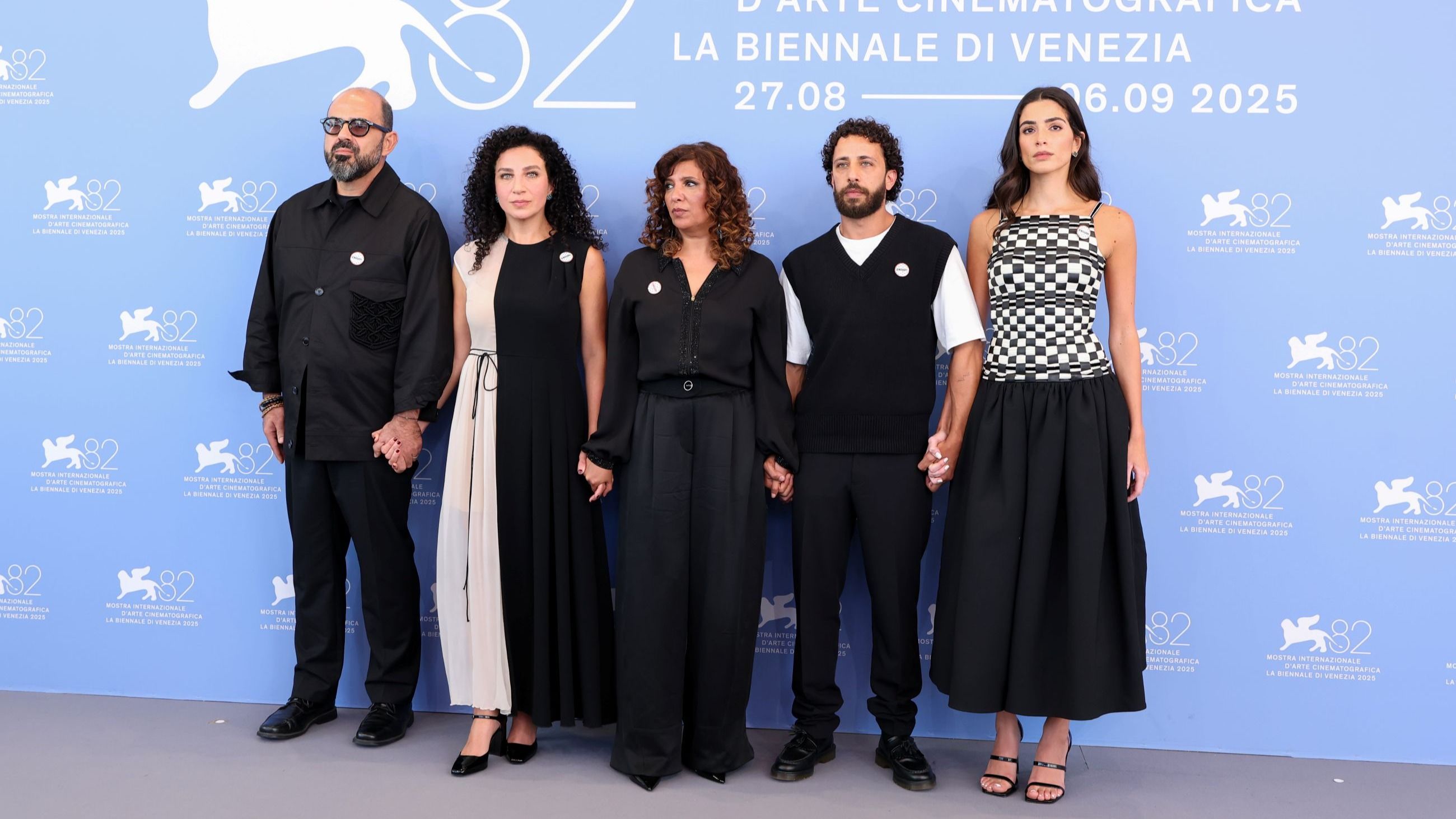 Amer Hlehel, Clara Khoury, Kaouther Ben Hania, Motaz Malhees e Saja Kilani partecipano al photocall di “The Voice of Hind Rajab” durante l’82ª Mostra Internazionale d’Arte Cinematografica di Venezia
Credits: Getty Images
