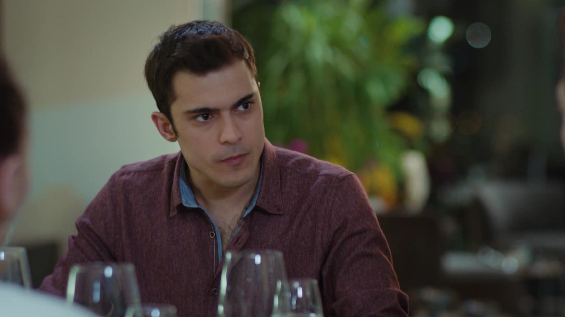 Dogac Yildiz (Yigit) in una scena di Forbidden Fruit 3