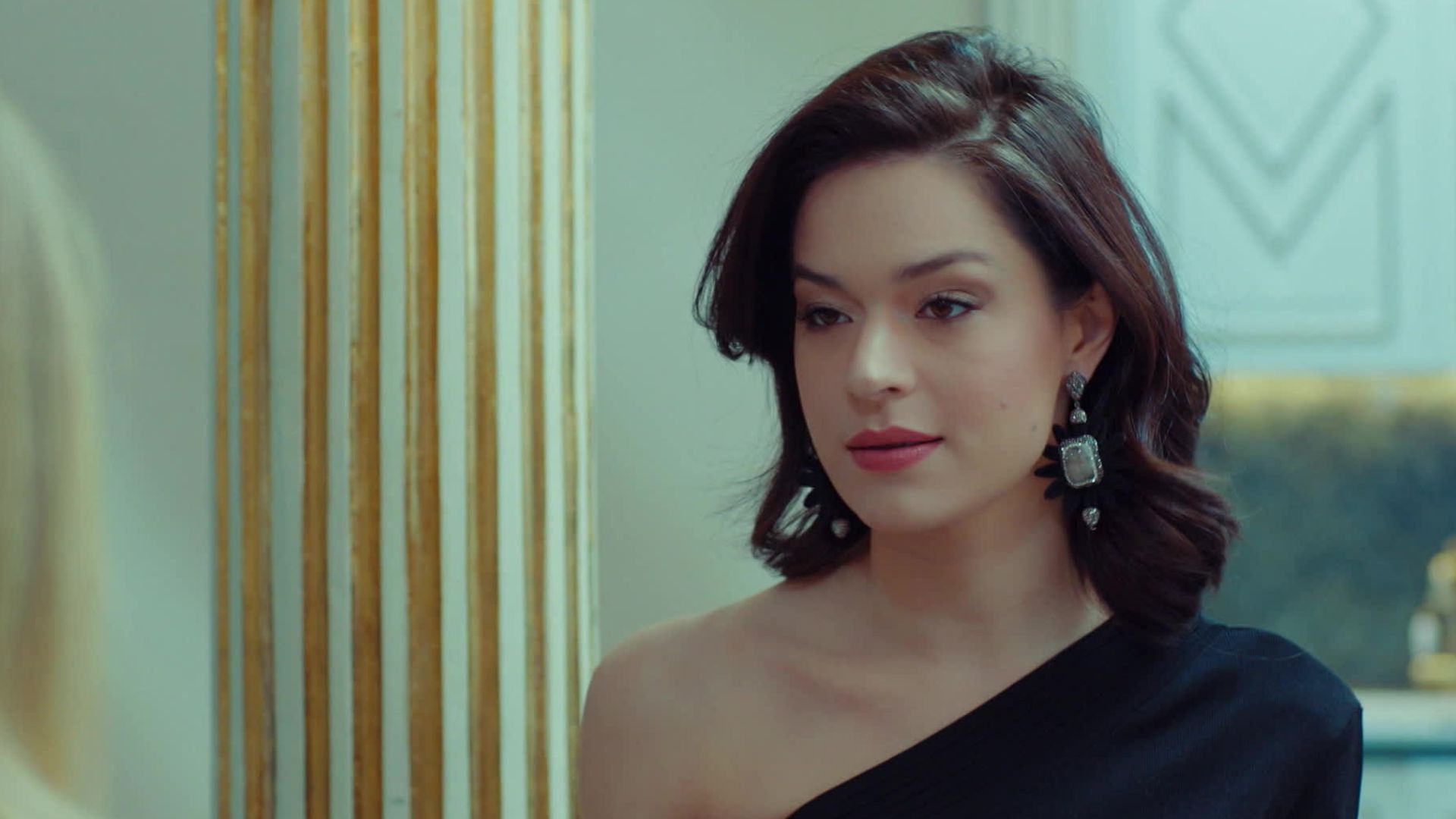 Safak Pekdemir (Zehra) in una scena di Forbidden Fruit