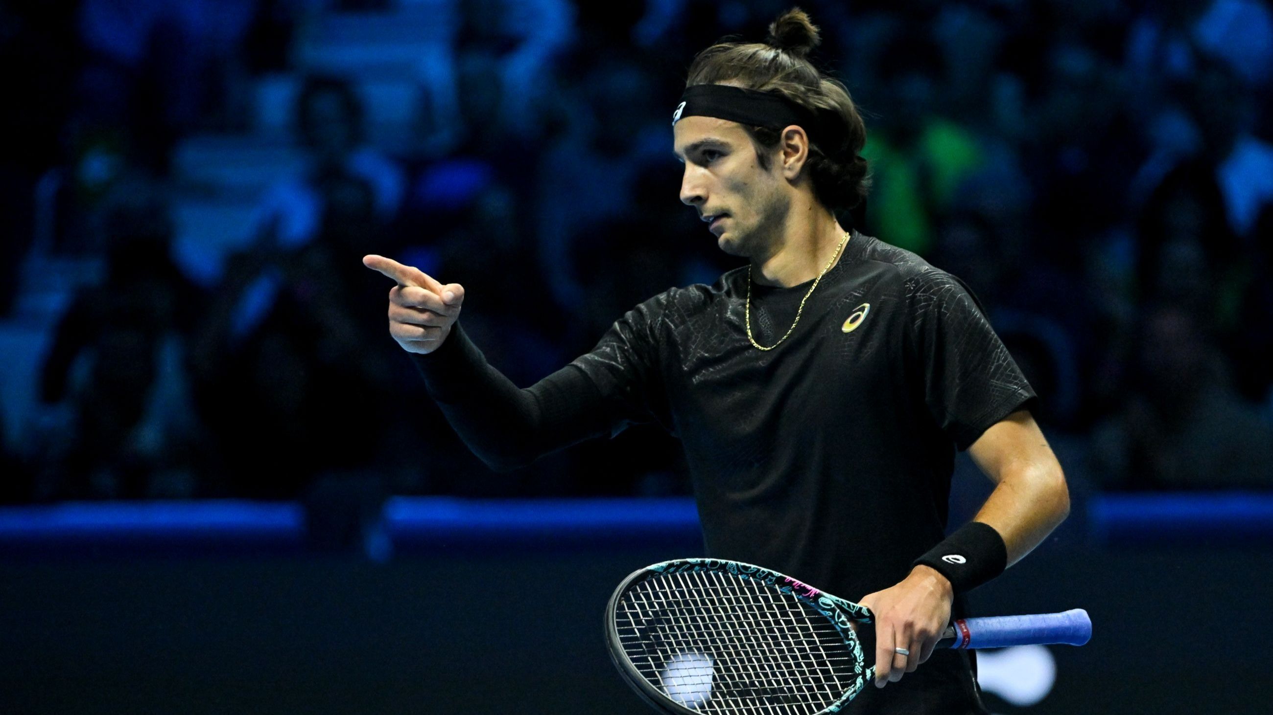 Lorenzo Musetti festeggia un punto contro Taylor Fritz degli Stati Uniti durante la partita del girone disputata nella seconda giornata delle Nitto ATP Finals 2025 - Credits Getty Images 
